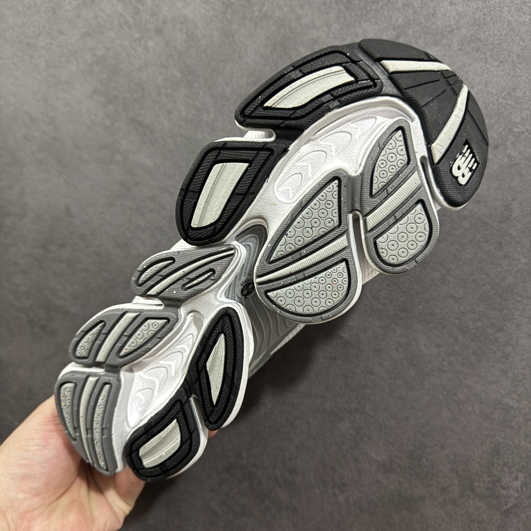 图片[9]-【公司级】New Balance 2000 NB2000 新百伦2000 纽巴伦2000 低帮 白灰色 男女同款 舒适百搭防滑耐磨低邦休闲跑步鞋 以其独特的设计和出色的舒适度备受青睐；这款鞋子采用轻盈透气的网面材质，确保双脚在穿着时保持干爽；鞋身搭配简约的线条设计，既时尚又不失低调；鞋面线条设计精巧，层次感十足，既融入了现代时尚元素，又保留了经典韵味。细节方面，鞋舌和鞋侧均印有New Balance的经典Logo，彰显品牌魅力。极具视觉冲击力的5根ABZORBbm缓震科技更是一大亮点，以及无缝鞋面的设计，加上3M反光材质的装饰，能够高效吸收行走时产生的冲击力，即便长时间穿着也能保持舒适，真正做到了将时尚与功能性完美融合。 货号：U2000DSM 尺码：36-46.5带半码 编码：MKB260270-选品中心