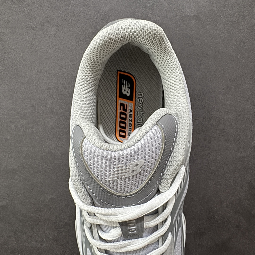 图片[7]-【公司级】New Balance 2000 NB2000 新百伦2000 纽巴伦2000 低帮 白灰色 男女同款 舒适百搭防滑耐磨低邦休闲跑步鞋 以其独特的设计和出色的舒适度备受青睐；这款鞋子采用轻盈透气的网面材质，确保双脚在穿着时保持干爽；鞋身搭配简约的线条设计，既时尚又不失低调；鞋面线条设计精巧，层次感十足，既融入了现代时尚元素，又保留了经典韵味。细节方面，鞋舌和鞋侧均印有New Balance的经典Logo，彰显品牌魅力。极具视觉冲击力的5根ABZORBbm缓震科技更是一大亮点，以及无缝鞋面的设计，加上3M反光材质的装饰，能够高效吸收行走时产生的冲击力，即便长时间穿着也能保持舒适，真正做到了将时尚与功能性完美融合。 货号：U2000DSM 尺码：36-46.5带半码 编码：MKB260270-选品中心