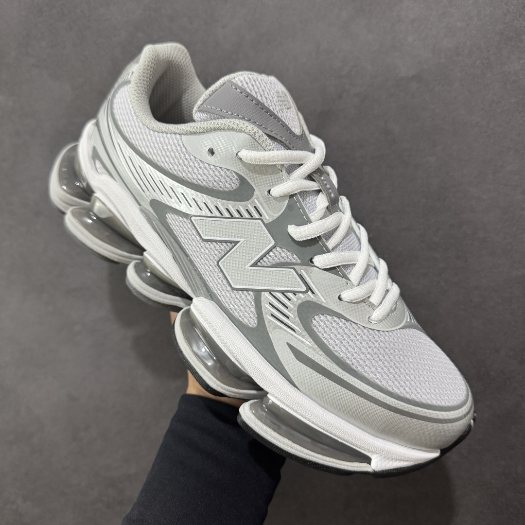 图片[3]-【公司级】New Balance 2000 NB2000 新百伦2000 纽巴伦2000 低帮 白灰色 男女同款 舒适百搭防滑耐磨低邦休闲跑步鞋 以其独特的设计和出色的舒适度备受青睐；这款鞋子采用轻盈透气的网面材质，确保双脚在穿着时保持干爽；鞋身搭配简约的线条设计，既时尚又不失低调；鞋面线条设计精巧，层次感十足，既融入了现代时尚元素，又保留了经典韵味。细节方面，鞋舌和鞋侧均印有New Balance的经典Logo，彰显品牌魅力。极具视觉冲击力的5根ABZORBbm缓震科技更是一大亮点，以及无缝鞋面的设计，加上3M反光材质的装饰，能够高效吸收行走时产生的冲击力，即便长时间穿着也能保持舒适，真正做到了将时尚与功能性完美融合。 货号：U2000DSM 尺码：36-46.5带半码 编码：MKB260270-选品中心