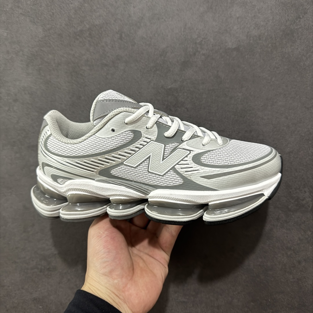 【公司级】New Balance 2000 NB2000 新百伦2000 纽巴伦2000 低帮 白灰色 男女同款 舒适百搭防滑耐磨低邦休闲跑步鞋 以其独特的设计和出色的舒适度备受青睐;这款鞋子采用轻盈透气的网面材质,确保双脚在穿着时保持干爽;鞋身搭配简约的线条设计,既时尚又不失低调;鞋面线条设计精巧,层次感十足,既融入了现代时尚元素,又保留了经典韵味。细节方面,鞋舌和鞋侧均印有New Balance的经典Logo,彰显品牌魅力。极具视觉冲击力的5根ABZORBbm缓震科技更是一大亮点,以及无缝鞋面的设计,加上3M反光材质的装饰,能够高效吸收行走时产生的冲击力,即便长时间穿着也能保持舒适,真正做到了将时尚与功能性完美融合。 货号:U2000DSM 尺码:36-46.5带半码 编码:MKB260270-选品中心