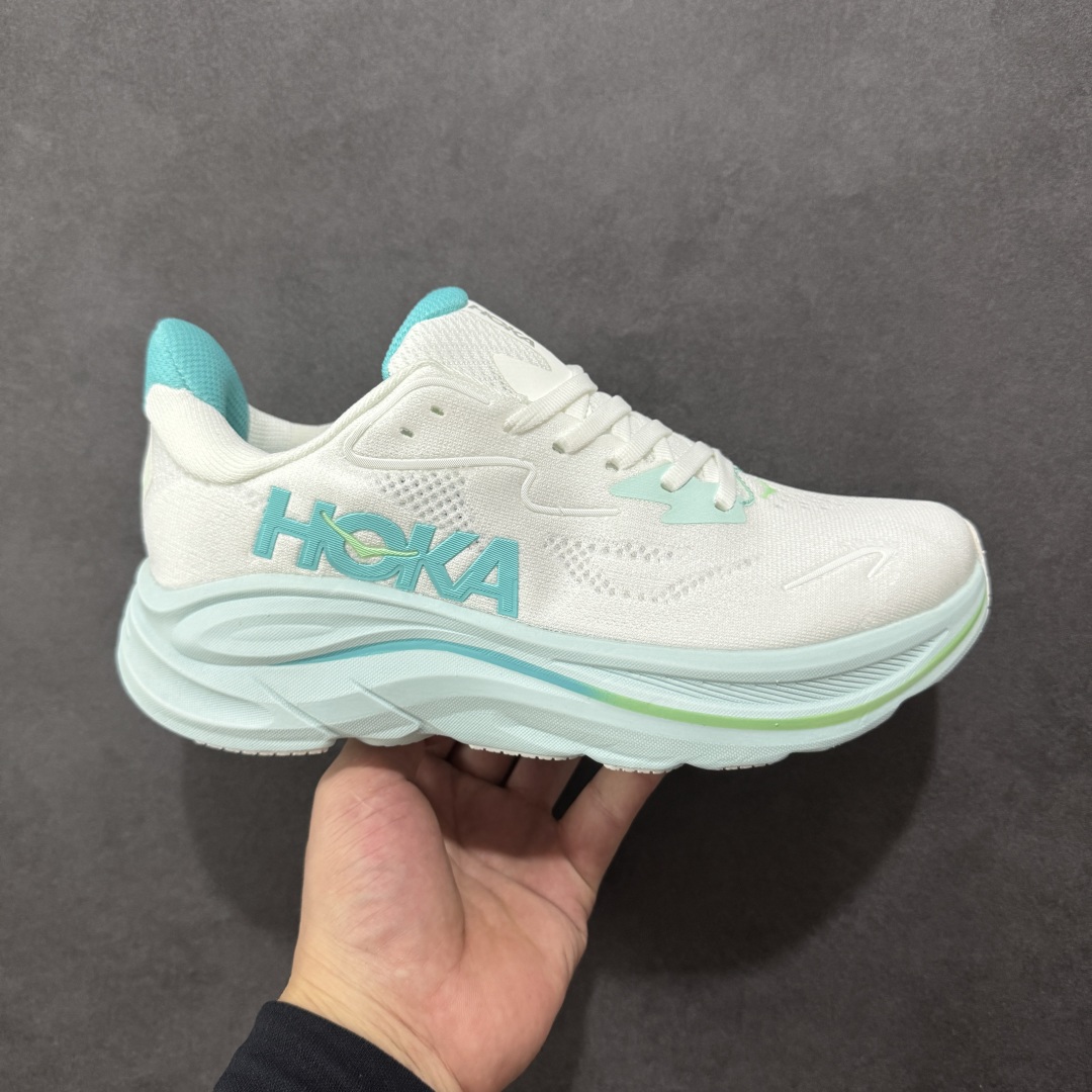 【公司级】HOKA M CLIFTON 10 轻量低帮户外越野跑鞋 户外山脉越野轻量运动跑鞋 鞋面用轻的无缝架构 鞋带用了弹性不易松脱的扁宽弹性鞋带 轻薄的TPU贴在透气的鞋面上 前掌与中掌部分进行加宽 橡胶大底 EVA缓震鞋底用滚动平衡技术引导跑者自然步态 货号:1162031 尺码:36 36.5 37.5 38 38.5 39 40 40.5 41 42 42.5 43 44 45 46-选品中心
