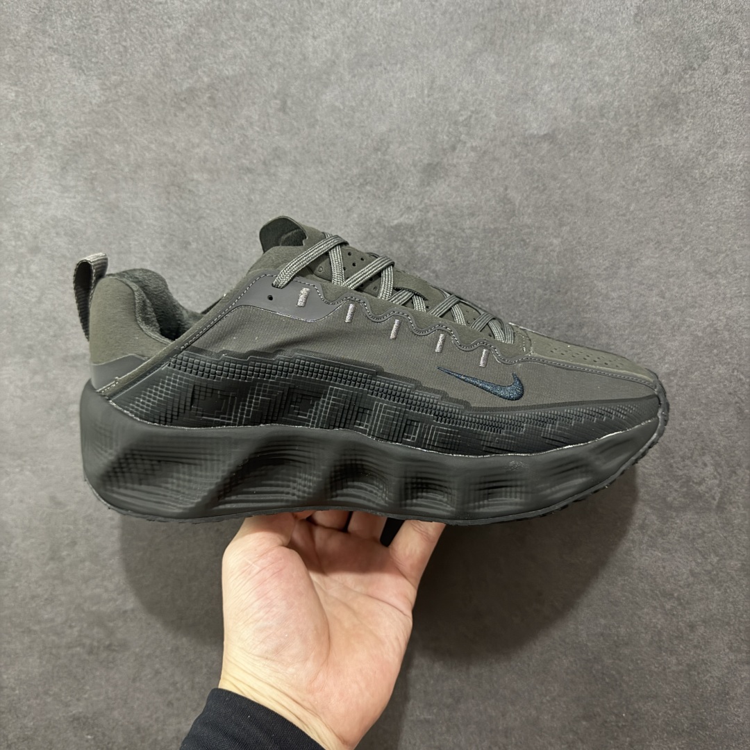 【公司级】Nk Ava Rover Hs 低帮复古运动鞋 该鞋款采用流线型轮廓设计,鞋面结合 TPU 网格支撑结构,中底搭载 ReactX 泡棉材质,外底为 华夫底纹,整体呈现机能风风格。 设计风格:以流线型轮廓和轻薄物料鞋面为主,TPU 网格状支撑结构增强支撑性。 中底技术:采用 ReactX 泡棉材质,提供缓震性能。 外底设计:华夫底纹外底兼顾灵活度和抓地力。 货号:HQ2863-300 尺码:36 36.5 37.5 38 38.5 39 40 40.5 41 42 42.5 43 44 44.5 45-选品中心