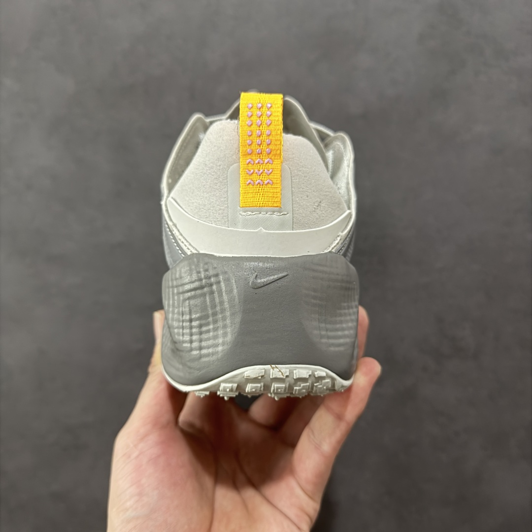 图片[4]-【公司级】Nk Ava Rover Hs 低帮复古运动鞋 该鞋款采用流线型轮廓设计，鞋面结合 TPU 网格支撑结构，中底搭载 ReactX 泡棉材质，外底为 华夫底纹，整体呈现机能风风格。 设计风格：以流线型轮廓和轻薄物料鞋面为主，TPU 网格状支撑结构增强支撑性。 中底技术：采用 ReactX 泡棉材质，提供缓震性能。 外底设计：华夫底纹外底兼顾灵活度和抓地力。 货号：DX4215-004 尺码：36 36.5 37.5 38 38.5 39 40 40.5 41 42 42.5 43 44 44.5 45-选品中心