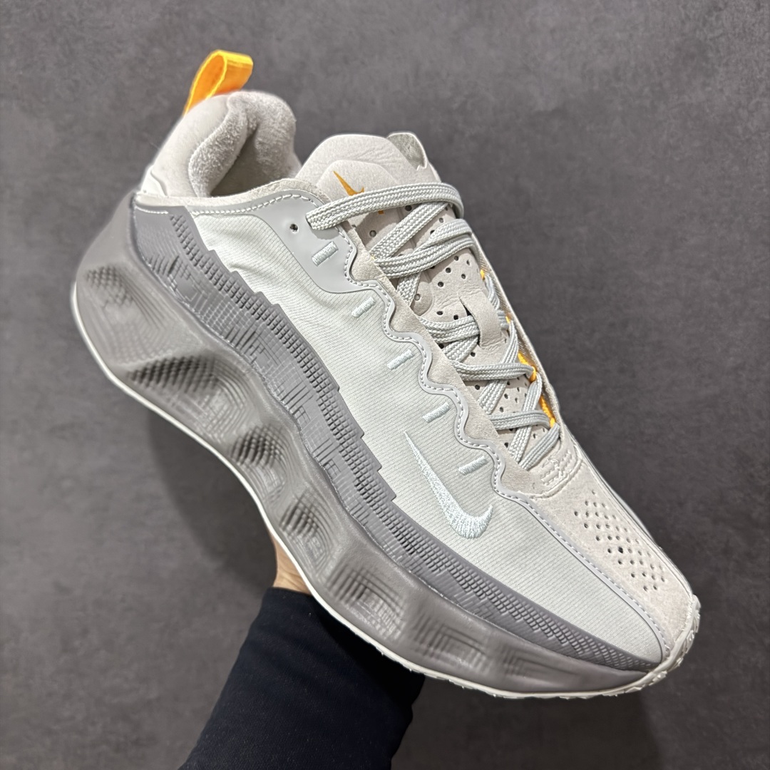 图片[3]-【公司级】Nk Ava Rover Hs 低帮复古运动鞋 该鞋款采用流线型轮廓设计，鞋面结合 TPU 网格支撑结构，中底搭载 ReactX 泡棉材质，外底为 华夫底纹，整体呈现机能风风格。 设计风格：以流线型轮廓和轻薄物料鞋面为主，TPU 网格状支撑结构增强支撑性。 中底技术：采用 ReactX 泡棉材质，提供缓震性能。 外底设计：华夫底纹外底兼顾灵活度和抓地力。 货号：DX4215-004 尺码：36 36.5 37.5 38 38.5 39 40 40.5 41 42 42.5 43 44 44.5 45-选品中心