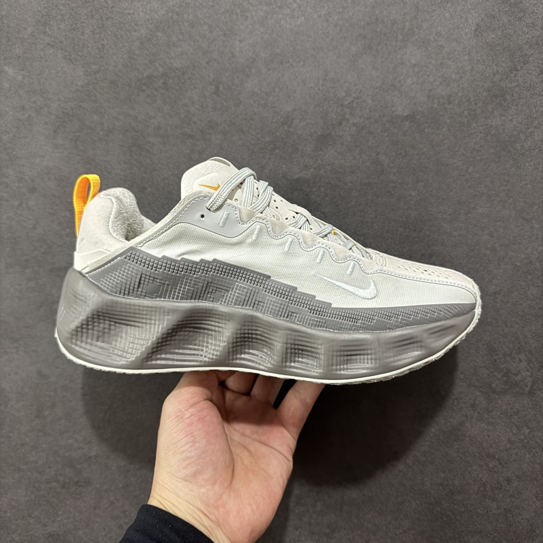 【公司级】Nk Ava Rover Hs 低帮复古运动鞋 该鞋款采用流线型轮廓设计,鞋面结合 TPU 网格支撑结构,中底搭载 ReactX 泡棉材质,外底为 华夫底纹,整体呈现机能风风格。 设计风格:以流线型轮廓和轻薄物料鞋面为主,TPU 网格状支撑结构增强支撑性。 中底技术:采用 ReactX 泡棉材质,提供缓震性能。 外底设计:华夫底纹外底兼顾灵活度和抓地力。 货号:DX4215-004 尺码:36 36.5 37.5 38 38.5 39 40 40.5 41 42 42.5 43 44 44.5 45-选品中心