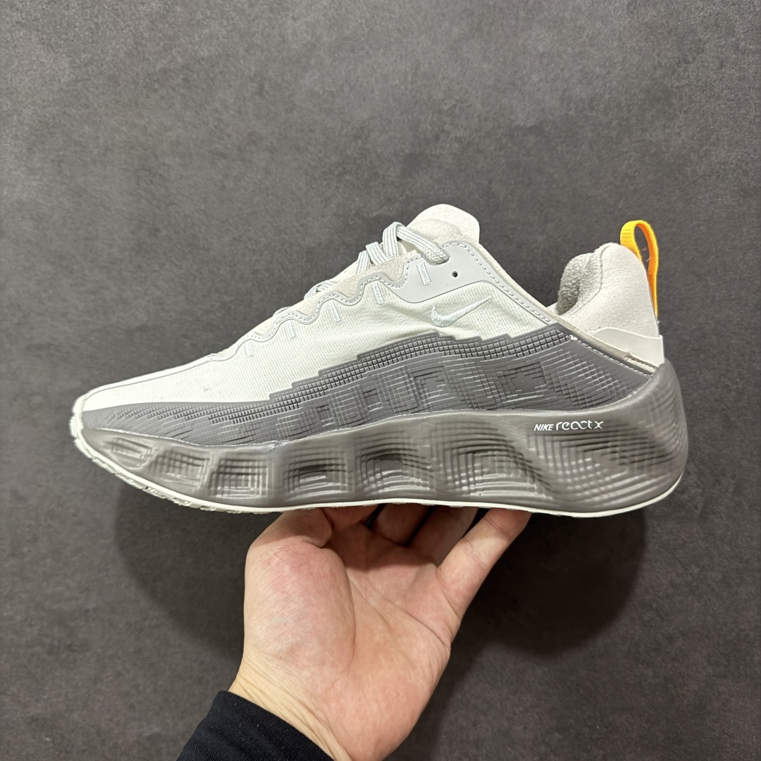 图片[2]-【公司级】Nk Ava Rover Hs 低帮复古运动鞋 该鞋款采用流线型轮廓设计，鞋面结合 TPU 网格支撑结构，中底搭载 ReactX 泡棉材质，外底为 华夫底纹，整体呈现机能风风格。 设计风格：以流线型轮廓和轻薄物料鞋面为主，TPU 网格状支撑结构增强支撑性。 中底技术：采用 ReactX 泡棉材质，提供缓震性能。 外底设计：华夫底纹外底兼顾灵活度和抓地力。 货号：DX4215-004 尺码：36 36.5 37.5 38 38.5 39 40 40.5 41 42 42.5 43 44 44.5 45-选品中心