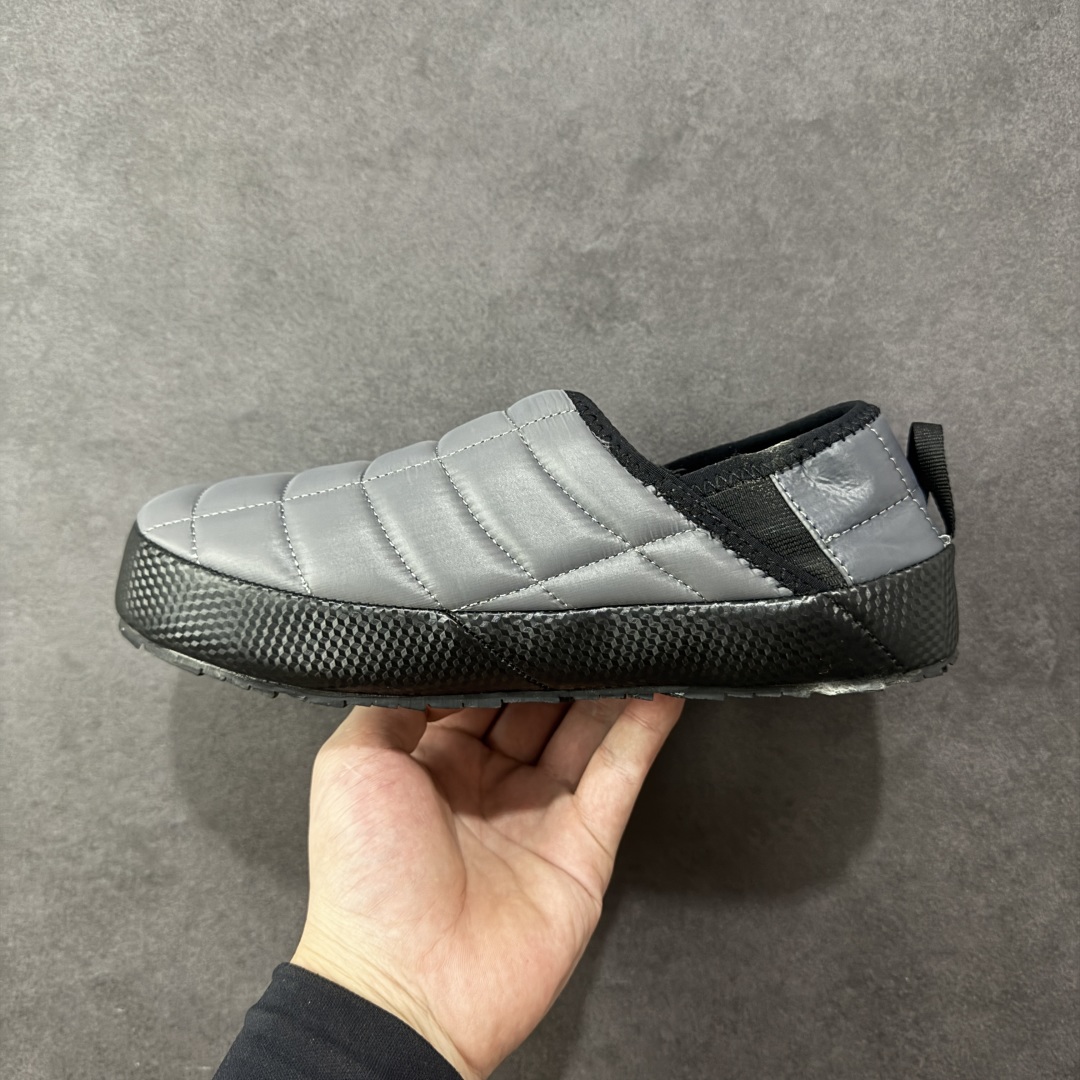 图片[2]-【公司级】The North Face/TNF/北面/乐斯菲斯 家居棉鞋 逛街休闲鞋 ，男女鞋采用尼龙布填充棉鞋面材质，内嵌毛绒里衬和鞋垫,保暖锁热，外置防滑耐磨橡胶底片❗️户外轻旅者鞋履,著名户外品牌-北面The North Face THERMOBALL™ TRACTION MULE V 牵引5代系列户外穆勒风舒适保暖休闲运动踩跟便鞋 类型：男女鞋 尺码：36 37 38 39 40 41 42 43 44 45-选品中心