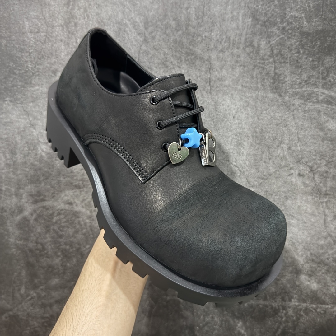 图片[3]-【莞产G版】Balenciaga Hummer 巴黎世家牛皮革公牛皮 圆头系带德比做旧休闲鞋 象征着时尚的前沿 款式典雅而时尚 突显法式高雅气息 众多国内外一线潮流明星上脚加持 舒适鞋面 具有很好的延展性和透气性 外观设计鞋身运用简洁的黑色进行搭配 上脚颜值高 鞋跟耐磨性强 不易打滑 尺码：39-45（偏大一码）-选品中心