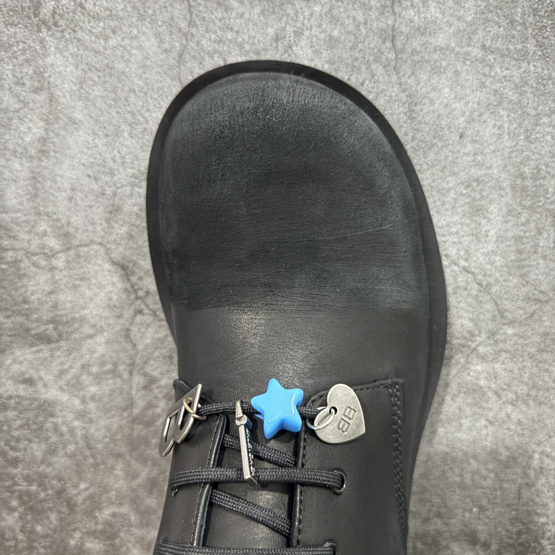 图片[5]-【莞产G版】Balenciaga Hummer 巴黎世家牛皮革公牛皮 圆头系带德比做旧休闲鞋 象征着时尚的前沿 款式典雅而时尚 突显法式高雅气息 众多国内外一线潮流明星上脚加持 舒适鞋面 具有很好的延展性和透气性 外观设计鞋身运用简洁的黑色进行搭配 上脚颜值高 鞋跟耐磨性强 不易打滑 尺码：39-45（偏大一码）-选品中心