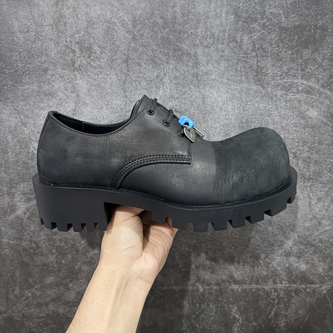 【莞产G版】Balenciaga Hummer 巴黎世家牛皮革公牛皮 圆头系带德比做旧休闲鞋 象征着时尚的前沿 款式典雅而时尚 突显法式高雅气息 众多国内外一线潮流明星上脚加持 舒适鞋面 具有很好的延展性和透气性 外观设计鞋身运用简洁的黑色进行搭配 上脚颜值高 鞋跟耐磨性强 不易打滑 尺码:39-45(偏大一码)-选品中心