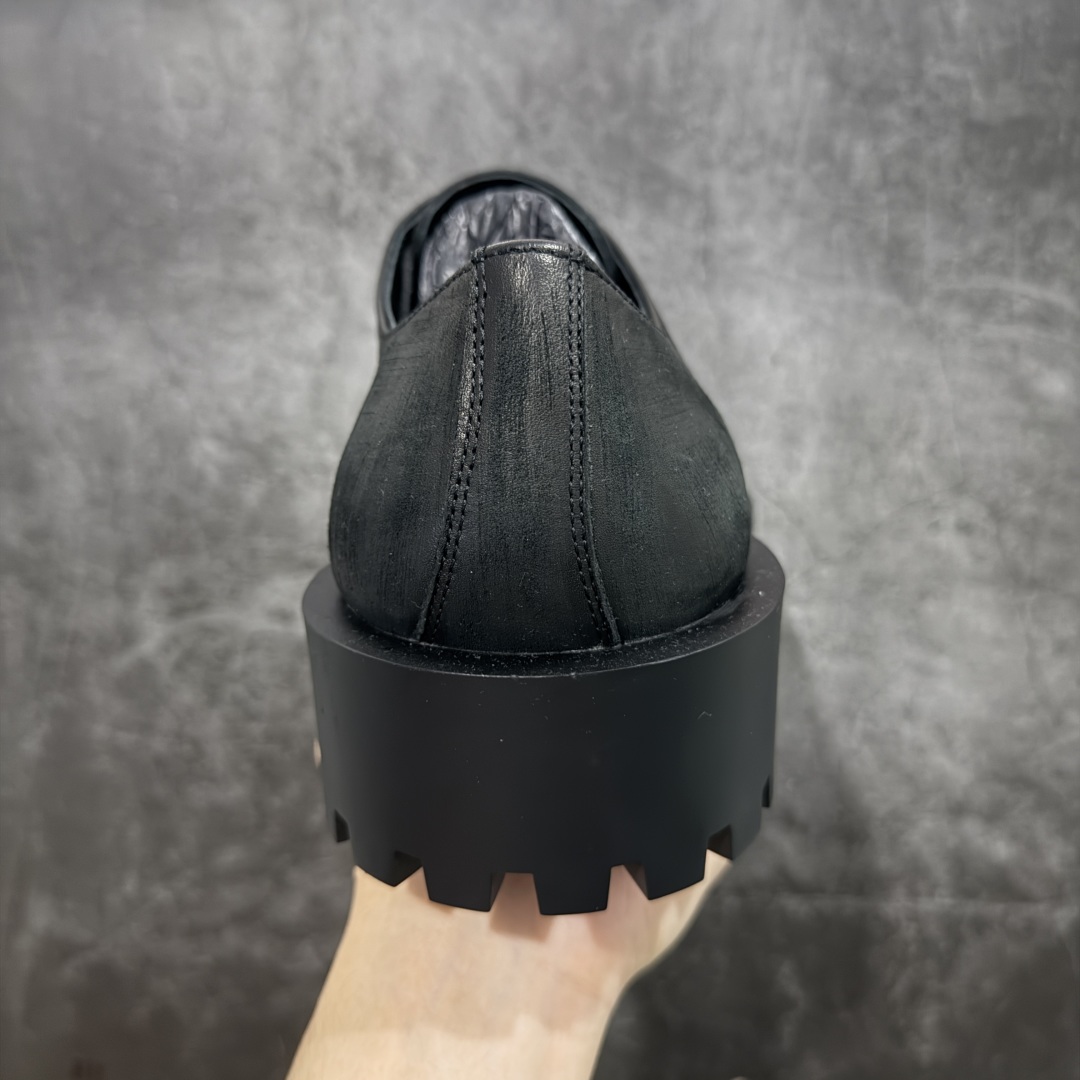 图片[4]-【莞产G版】Balenciaga Hummer 巴黎世家牛皮革公牛皮 圆头系带德比做旧休闲鞋 象征着时尚的前沿 款式典雅而时尚 突显法式高雅气息 众多国内外一线潮流明星上脚加持 舒适鞋面 具有很好的延展性和透气性 外观设计鞋身运用简洁的黑色进行搭配 上脚颜值高 鞋跟耐磨性强 不易打滑 尺码：39-45（偏大一码）-选品中心