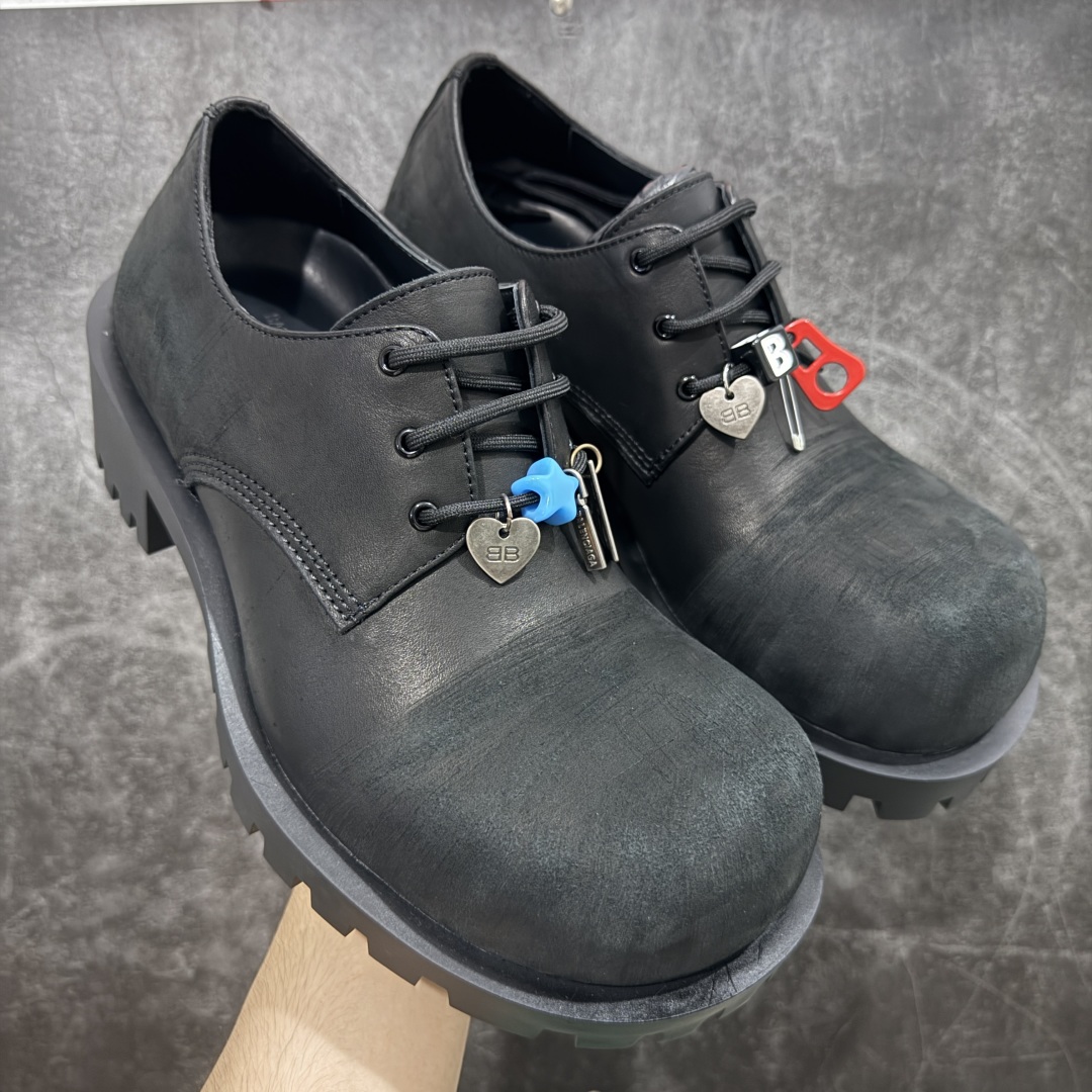 【莞产G版】Balenciaga Hummer 巴黎世家牛皮革公牛皮 圆头系带德比做旧休闲鞋 象征着时尚的前沿 款式典雅而时尚 突显法式高雅气息 众多国内外一线潮流明星上脚加持 舒适鞋面 具有很好的延展性和透气性 外观设计鞋身运用简洁的黑色进行搭配 上脚颜值高 鞋跟耐磨性强 不易打滑 尺码:39-45(偏大一码)-选品中心
