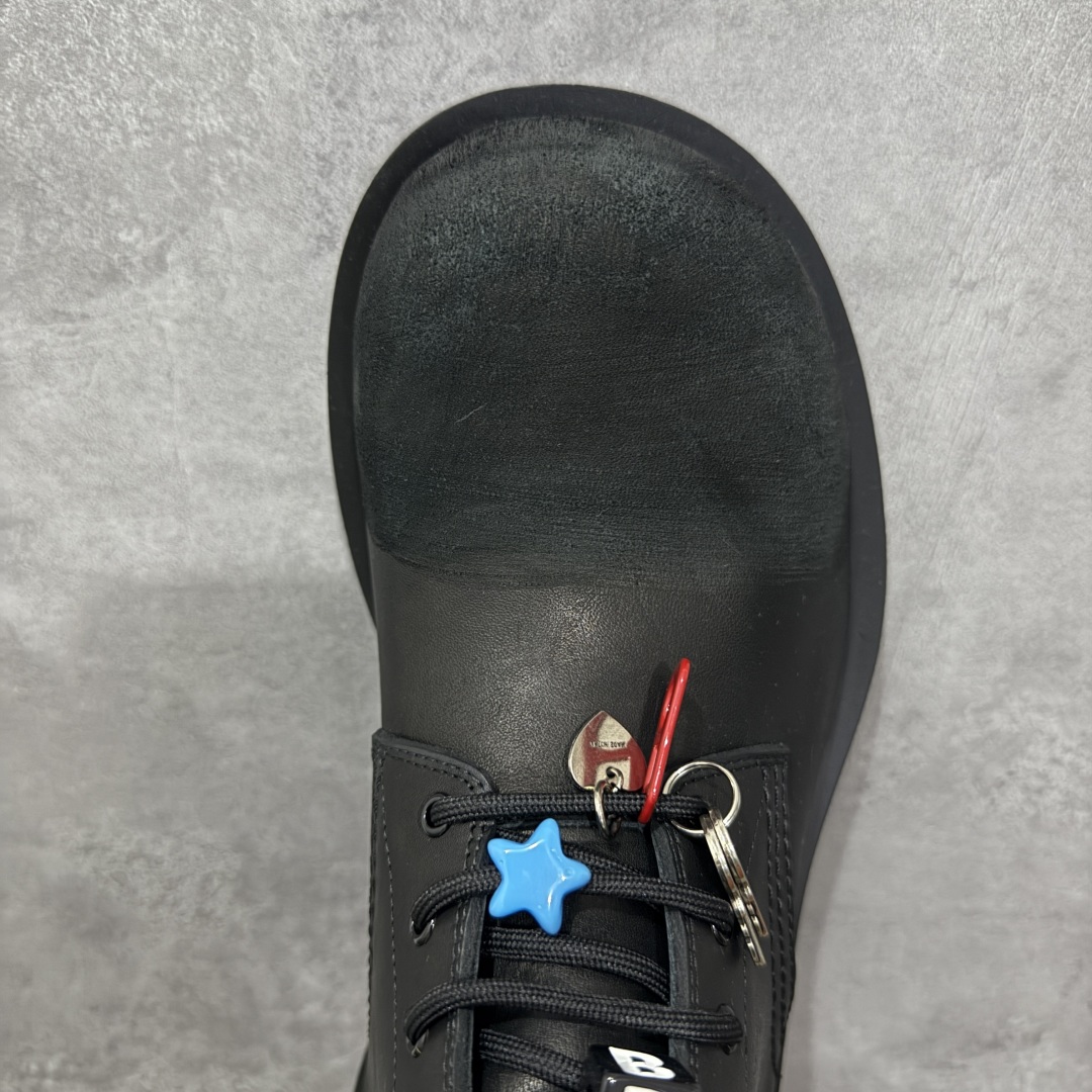 图片[5]-本的【莞产G版】Balenciaga Hummer 巴黎世家牛皮 圆头系带短筒马丁靴 原版购入开发 做货 极致做旧 巴黎世家做旧的款式百分之90都是好看的 这双靴子也不例外 破旧风格 双层材质 外层粗帆布做了磨损和褪色处理 内层做了透气网状里布 比较惊艳的是鞋底和鞋侧橡胶 原版定制进口做旧帆布 原版进口透气网里 原版开模橡胶大底 增高底厚5CM超显大长腿NCC 尺码： 39 40 41 42 43 44 45-选品中心