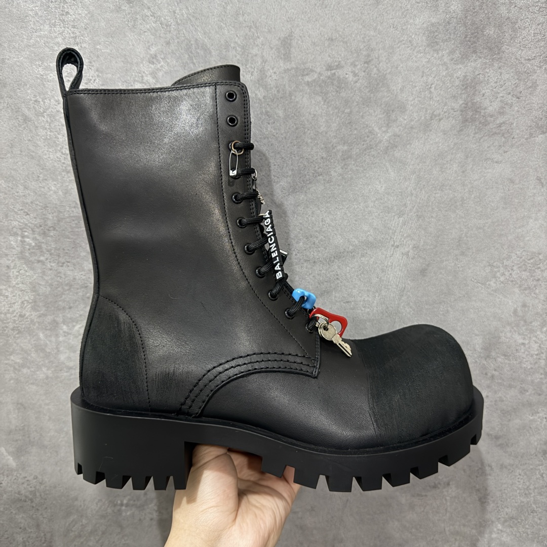 本的【莞产G版】Balenciaga Hummer 巴黎世家牛皮 圆头系带短筒马丁靴 原版购入开发 做货 极致做旧 巴黎世家做旧的款式百分之90都是好看的 这双靴子也不例外 破旧风格 双层材质 外层粗帆布做了磨损和褪色处理 内层做了透气网状里布 比较惊艳的是鞋底和鞋侧橡胶 原版定制进口做旧帆布 原版进口透气网里 原版开模橡胶大底 增高底厚5CM超显大长腿NCC 尺码: 39 40 41 42 43 44 45-选品中心