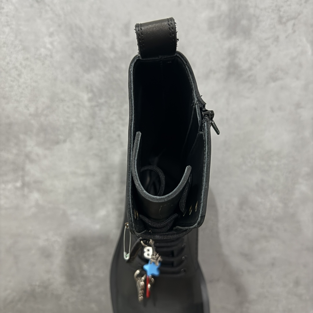 图片[8]-本的【莞产G版】Balenciaga Hummer 巴黎世家牛皮 圆头系带短筒马丁靴 原版购入开发 做货 极致做旧 巴黎世家做旧的款式百分之90都是好看的 这双靴子也不例外 破旧风格 双层材质 外层粗帆布做了磨损和褪色处理 内层做了透气网状里布 比较惊艳的是鞋底和鞋侧橡胶 原版定制进口做旧帆布 原版进口透气网里 原版开模橡胶大底 增高底厚5CM超显大长腿NCC 尺码： 39 40 41 42 43 44 45-选品中心