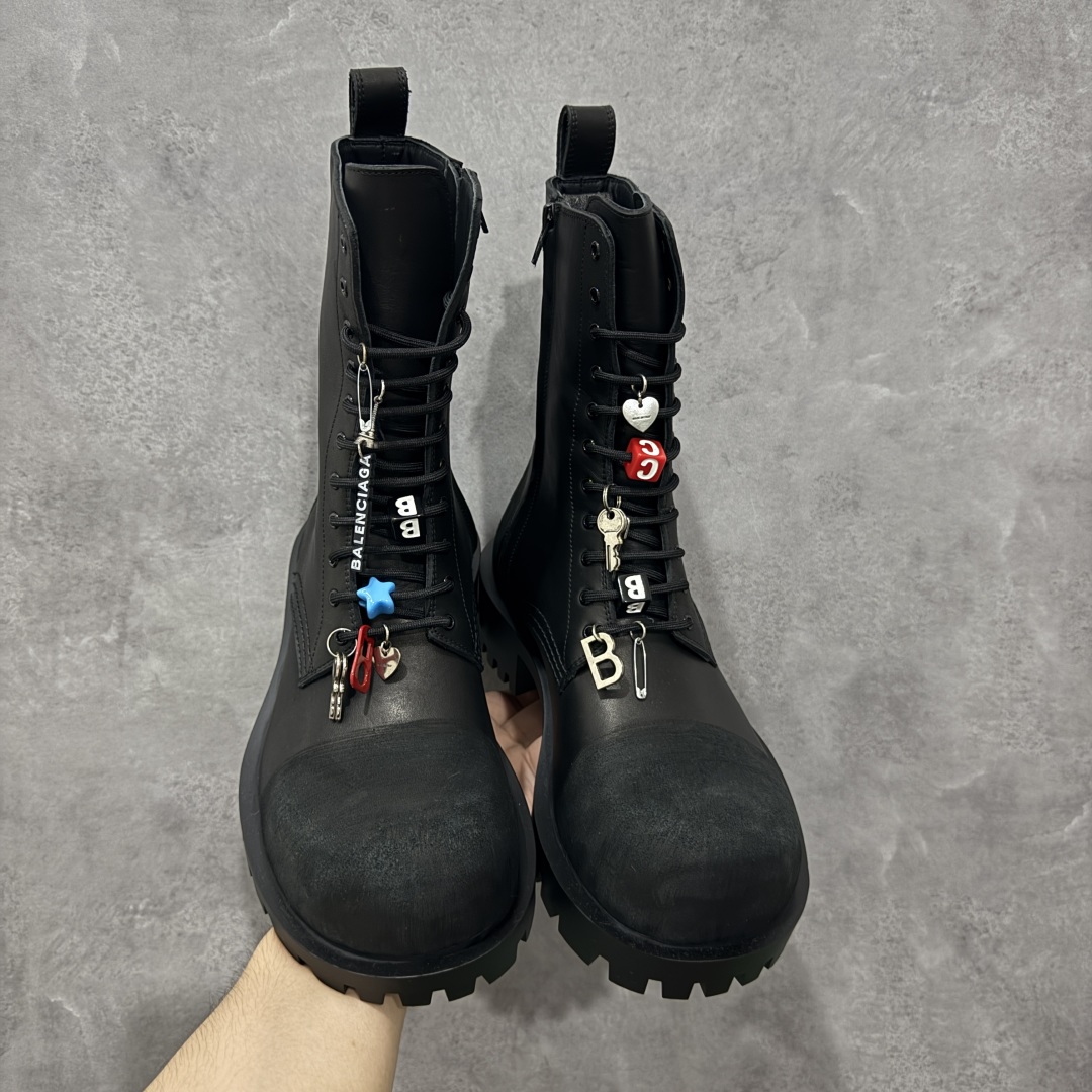 图片[9]-本的【莞产G版】Balenciaga Hummer 巴黎世家牛皮 圆头系带短筒马丁靴 原版购入开发 做货 极致做旧 巴黎世家做旧的款式百分之90都是好看的 这双靴子也不例外 破旧风格 双层材质 外层粗帆布做了磨损和褪色处理 内层做了透气网状里布 比较惊艳的是鞋底和鞋侧橡胶 原版定制进口做旧帆布 原版进口透气网里 原版开模橡胶大底 增高底厚5CM超显大长腿NCC 尺码： 39 40 41 42 43 44 45-选品中心