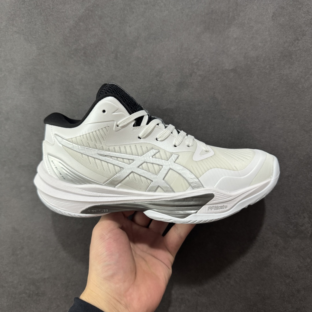 【公司级】Asics Sky Elite FF 3 亚瑟士舒适百搭 中帮 排球训练鞋 男女款 白银 一款专为排球运动员设计的高性能运动鞋。中底采用亚瑟士独家的ff blast+发泡材质,不仅强化了回弹性能,还让触地体验更加柔软。这种材料在提供充足缓震的同时,还能帮助运动员更有效地利用地面反作用力,从而增强弹跳力。为了提升运动时的稳定性,Asics Sky Elite FF 3排球鞋内置了巨型树脂支撑片risetruss。这一设计能够防止脚部在快速移动或跳跃时发生扭转,让运动员能够更自信地应对各种动作。鞋底采用耐磨橡胶材质,这种材料具有出色的耐磨性和抓地力。无论是在室内木地板还是室外场地,Asics Sky Elite FF 3排球鞋都能提供稳定的支撑和抓地效果。鞋面材料经过精心挑选,既保证了足够的强度,又具有良好的透气性。这样,运动员在运动过程中就能保持脚部的干爽和舒适。Asics Sky Elite FF 3排球鞋凭借其出色的科技亮点、设计特点和适用场景与人群,成为了一款备受排球运动员青睐的高性能运动鞋。货号:1051A084-105 尺码:36 37 37.5 38 39 39.5 40 40.5 41.5 42 42.5 43.5 44 44.5 45 46 编码:GLB250260-选品中心