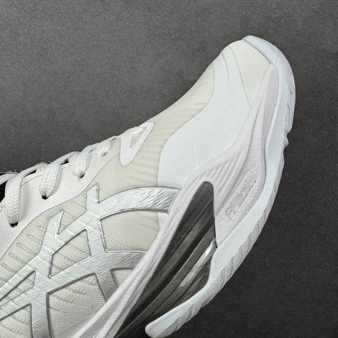 图片[5]-【公司级】Asics Sky Elite FF 3 亚瑟士舒适百搭 中帮 排球训练鞋 男女款 白银 一款专为排球运动员设计的高性能运动鞋。中底采用亚瑟士独家的ff blast+发泡材质，不仅强化了回弹性能，还让触地体验更加柔软。这种材料在提供充足缓震的同时，还能帮助运动员更有效地利用地面反作用力，从而增强弹跳力。为了提升运动时的稳定性，Asics Sky Elite FF 3排球鞋内置了巨型树脂支撑片risetruss。这一设计能够防止脚部在快速移动或跳跃时发生扭转，让运动员能够更自信地应对各种动作。鞋底采用耐磨橡胶材质，这种材料具有出色的耐磨性和抓地力。无论是在室内木地板还是室外场地，Asics Sky Elite FF 3排球鞋都能提供稳定的支撑和抓地效果。鞋面材料经过精心挑选，既保证了足够的强度，又具有良好的透气性。这样，运动员在运动过程中就能保持脚部的干爽和舒适。Asics Sky Elite FF 3排球鞋凭借其出色的科技亮点、设计特点和适用场景与人群，成为了一款备受排球运动员青睐的高性能运动鞋。货号：1051A084-105 尺码：36 37 37.5 38 39 39.5 40 40.5 41.5 42 42.5 43.5 44 44.5 45 46 编码：GLB250260-选品中心