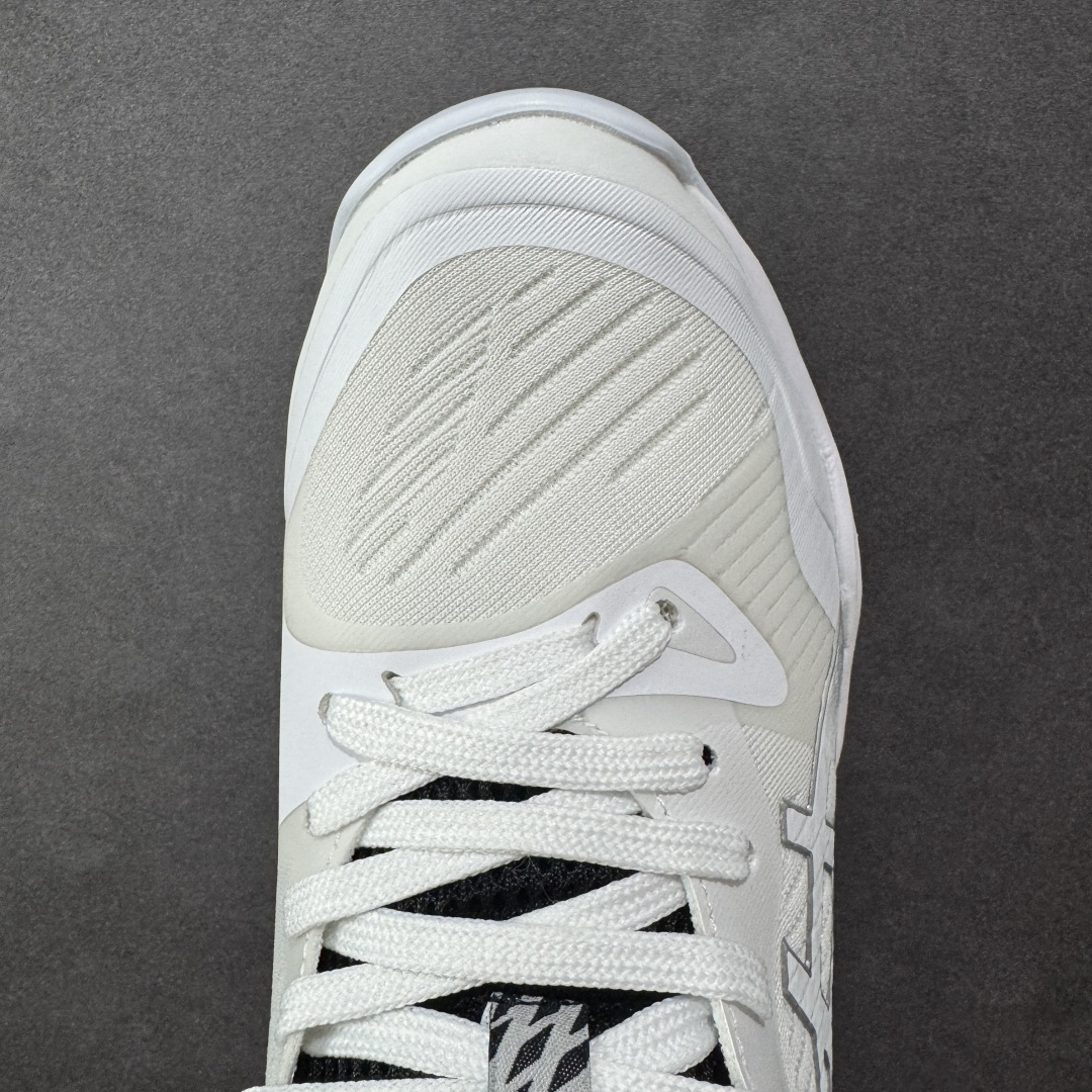 图片[8]-【公司级】Asics Sky Elite FF 3 亚瑟士舒适百搭 中帮 排球训练鞋 男女款 白银 一款专为排球运动员设计的高性能运动鞋。中底采用亚瑟士独家的ff blast+发泡材质，不仅强化了回弹性能，还让触地体验更加柔软。这种材料在提供充足缓震的同时，还能帮助运动员更有效地利用地面反作用力，从而增强弹跳力。为了提升运动时的稳定性，Asics Sky Elite FF 3排球鞋内置了巨型树脂支撑片risetruss。这一设计能够防止脚部在快速移动或跳跃时发生扭转，让运动员能够更自信地应对各种动作。鞋底采用耐磨橡胶材质，这种材料具有出色的耐磨性和抓地力。无论是在室内木地板还是室外场地，Asics Sky Elite FF 3排球鞋都能提供稳定的支撑和抓地效果。鞋面材料经过精心挑选，既保证了足够的强度，又具有良好的透气性。这样，运动员在运动过程中就能保持脚部的干爽和舒适。Asics Sky Elite FF 3排球鞋凭借其出色的科技亮点、设计特点和适用场景与人群，成为了一款备受排球运动员青睐的高性能运动鞋。货号：1051A084-105 尺码：36 37 37.5 38 39 39.5 40 40.5 41.5 42 42.5 43.5 44 44.5 45 46 编码：GLB250260-选品中心