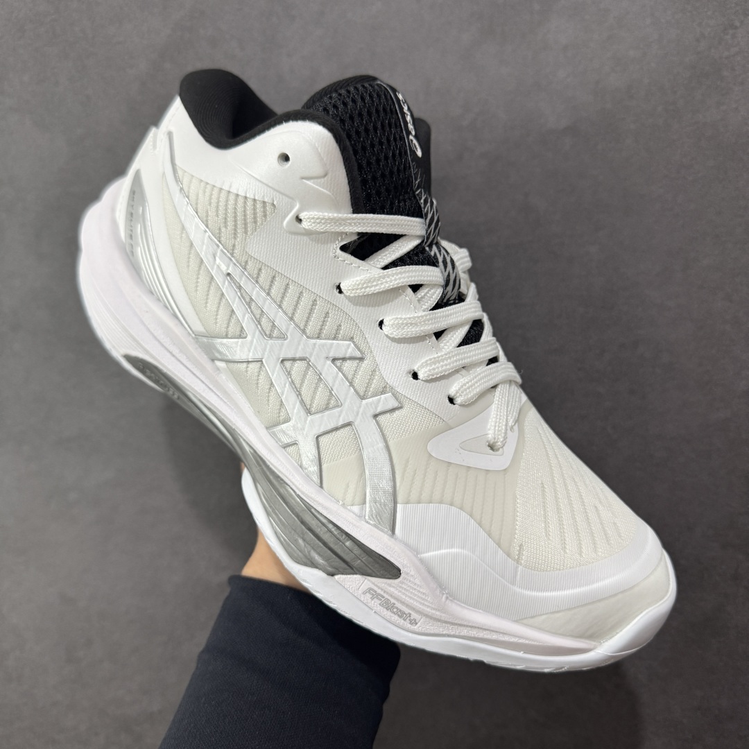 图片[3]-【公司级】Asics Sky Elite FF 3 亚瑟士舒适百搭 中帮 排球训练鞋 男女款 白银 一款专为排球运动员设计的高性能运动鞋。中底采用亚瑟士独家的ff blast+发泡材质，不仅强化了回弹性能，还让触地体验更加柔软。这种材料在提供充足缓震的同时，还能帮助运动员更有效地利用地面反作用力，从而增强弹跳力。为了提升运动时的稳定性，Asics Sky Elite FF 3排球鞋内置了巨型树脂支撑片risetruss。这一设计能够防止脚部在快速移动或跳跃时发生扭转，让运动员能够更自信地应对各种动作。鞋底采用耐磨橡胶材质，这种材料具有出色的耐磨性和抓地力。无论是在室内木地板还是室外场地，Asics Sky Elite FF 3排球鞋都能提供稳定的支撑和抓地效果。鞋面材料经过精心挑选，既保证了足够的强度，又具有良好的透气性。这样，运动员在运动过程中就能保持脚部的干爽和舒适。Asics Sky Elite FF 3排球鞋凭借其出色的科技亮点、设计特点和适用场景与人群，成为了一款备受排球运动员青睐的高性能运动鞋。货号：1051A084-105 尺码：36 37 37.5 38 39 39.5 40 40.5 41.5 42 42.5 43.5 44 44.5 45 46 编码：GLB250260-选品中心