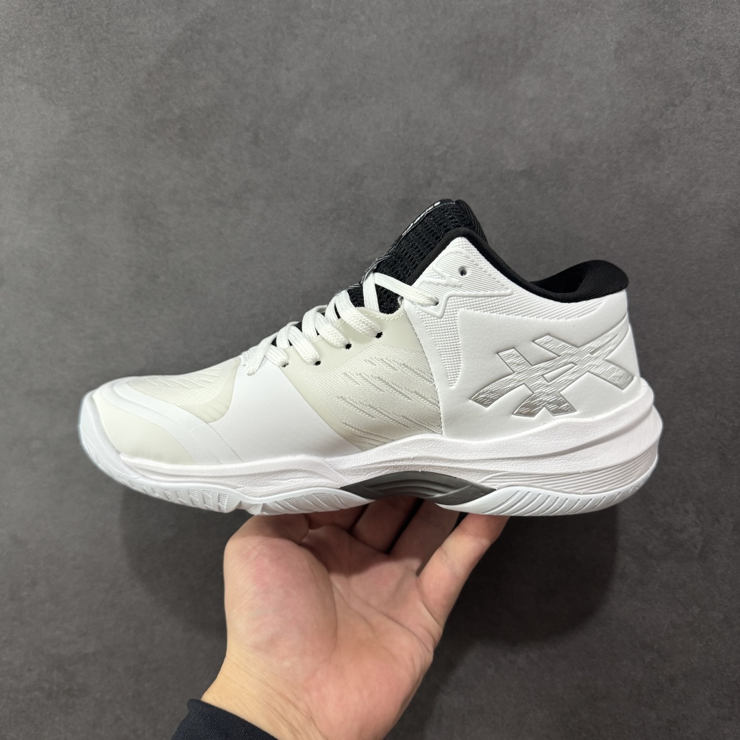 图片[2]-【公司级】Asics Sky Elite FF 3 亚瑟士舒适百搭 中帮 排球训练鞋 男女款 白银 一款专为排球运动员设计的高性能运动鞋。中底采用亚瑟士独家的ff blast+发泡材质，不仅强化了回弹性能，还让触地体验更加柔软。这种材料在提供充足缓震的同时，还能帮助运动员更有效地利用地面反作用力，从而增强弹跳力。为了提升运动时的稳定性，Asics Sky Elite FF 3排球鞋内置了巨型树脂支撑片risetruss。这一设计能够防止脚部在快速移动或跳跃时发生扭转，让运动员能够更自信地应对各种动作。鞋底采用耐磨橡胶材质，这种材料具有出色的耐磨性和抓地力。无论是在室内木地板还是室外场地，Asics Sky Elite FF 3排球鞋都能提供稳定的支撑和抓地效果。鞋面材料经过精心挑选，既保证了足够的强度，又具有良好的透气性。这样，运动员在运动过程中就能保持脚部的干爽和舒适。Asics Sky Elite FF 3排球鞋凭借其出色的科技亮点、设计特点和适用场景与人群，成为了一款备受排球运动员青睐的高性能运动鞋。货号：1051A084-105 尺码：36 37 37.5 38 39 39.5 40 40.5 41.5 42 42.5 43.5 44 44.5 45 46 编码：GLB250260-选品中心