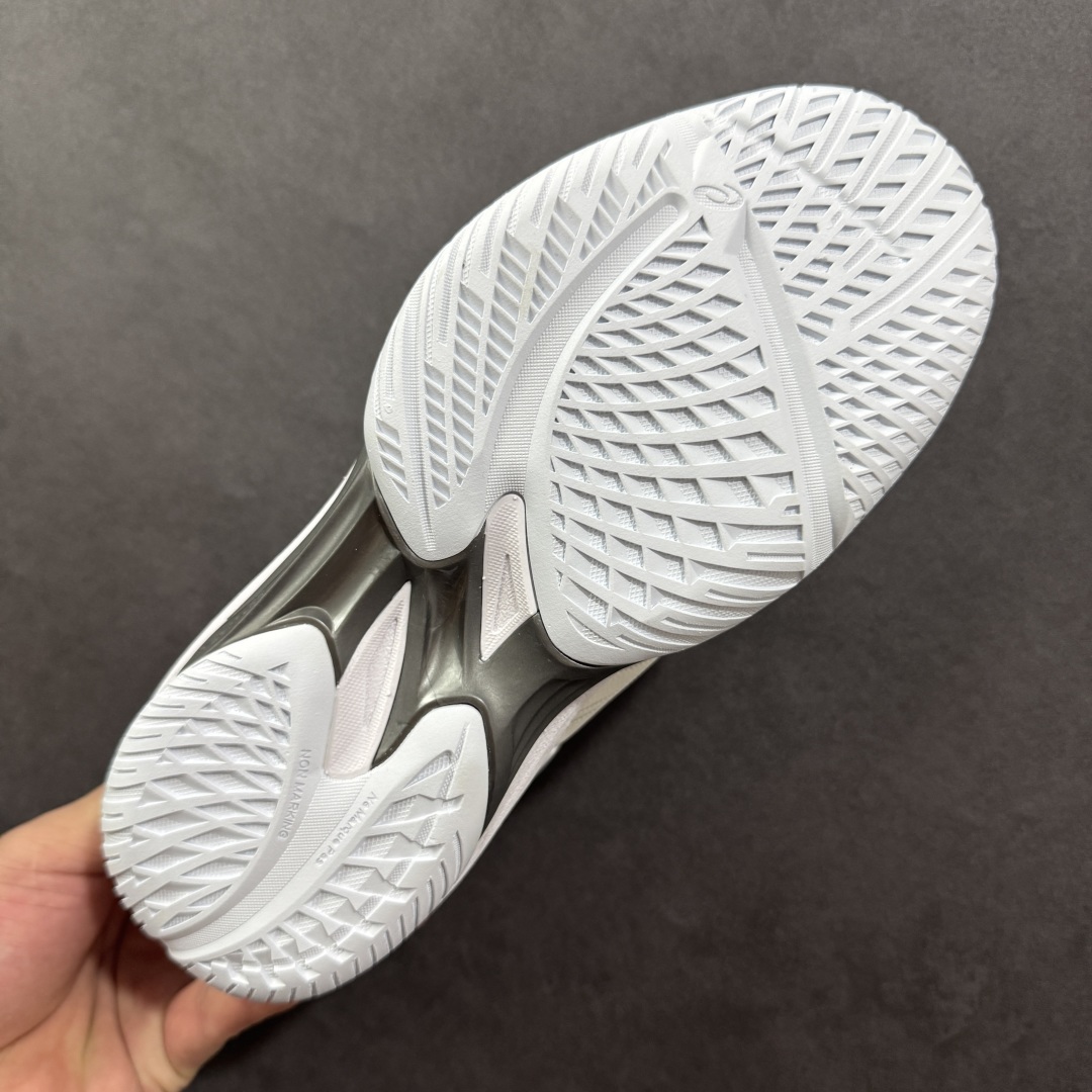 图片[9]-【公司级】Asics Sky Elite FF 3 亚瑟士舒适百搭 中帮 排球训练鞋 男女款 白银 一款专为排球运动员设计的高性能运动鞋。中底采用亚瑟士独家的ff blast+发泡材质，不仅强化了回弹性能，还让触地体验更加柔软。这种材料在提供充足缓震的同时，还能帮助运动员更有效地利用地面反作用力，从而增强弹跳力。为了提升运动时的稳定性，Asics Sky Elite FF 3排球鞋内置了巨型树脂支撑片risetruss。这一设计能够防止脚部在快速移动或跳跃时发生扭转，让运动员能够更自信地应对各种动作。鞋底采用耐磨橡胶材质，这种材料具有出色的耐磨性和抓地力。无论是在室内木地板还是室外场地，Asics Sky Elite FF 3排球鞋都能提供稳定的支撑和抓地效果。鞋面材料经过精心挑选，既保证了足够的强度，又具有良好的透气性。这样，运动员在运动过程中就能保持脚部的干爽和舒适。Asics Sky Elite FF 3排球鞋凭借其出色的科技亮点、设计特点和适用场景与人群，成为了一款备受排球运动员青睐的高性能运动鞋。货号：1051A084-105 尺码：36 37 37.5 38 39 39.5 40 40.5 41.5 42 42.5 43.5 44 44.5 45 46 编码：GLB250260-选品中心