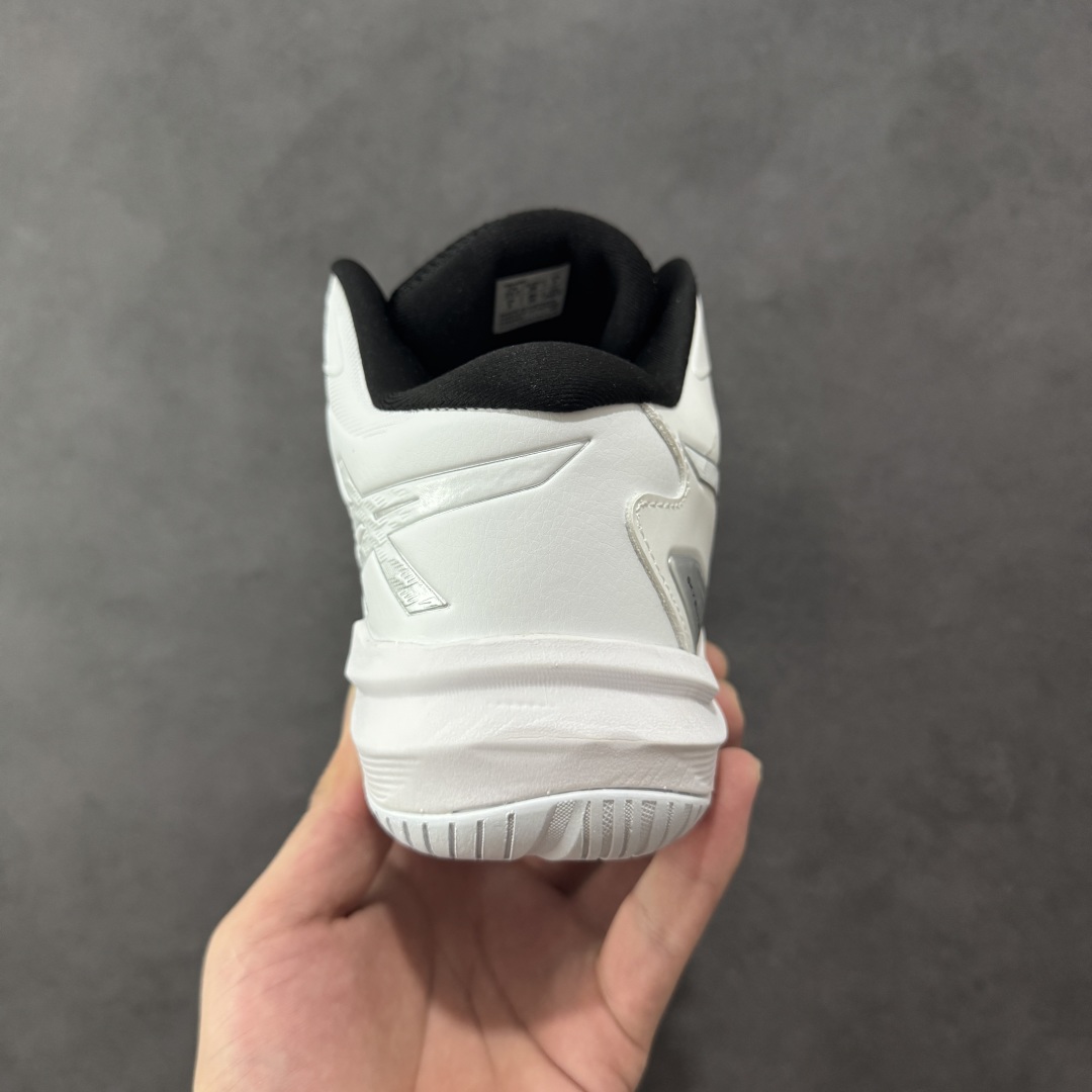 图片[4]-【公司级】Asics Sky Elite FF 3 亚瑟士舒适百搭 中帮 排球训练鞋 男女款 白银 一款专为排球运动员设计的高性能运动鞋。中底采用亚瑟士独家的ff blast+发泡材质，不仅强化了回弹性能，还让触地体验更加柔软。这种材料在提供充足缓震的同时，还能帮助运动员更有效地利用地面反作用力，从而增强弹跳力。为了提升运动时的稳定性，Asics Sky Elite FF 3排球鞋内置了巨型树脂支撑片risetruss。这一设计能够防止脚部在快速移动或跳跃时发生扭转，让运动员能够更自信地应对各种动作。鞋底采用耐磨橡胶材质，这种材料具有出色的耐磨性和抓地力。无论是在室内木地板还是室外场地，Asics Sky Elite FF 3排球鞋都能提供稳定的支撑和抓地效果。鞋面材料经过精心挑选，既保证了足够的强度，又具有良好的透气性。这样，运动员在运动过程中就能保持脚部的干爽和舒适。Asics Sky Elite FF 3排球鞋凭借其出色的科技亮点、设计特点和适用场景与人群，成为了一款备受排球运动员青睐的高性能运动鞋。货号：1051A084-105 尺码：36 37 37.5 38 39 39.5 40 40.5 41.5 42 42.5 43.5 44 44.5 45 46 编码：GLB250260-选品中心
