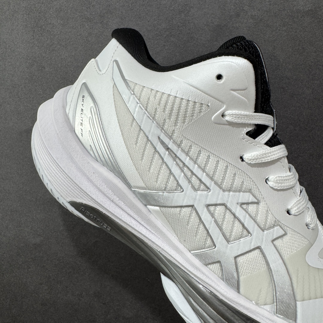 图片[6]-【公司级】Asics Sky Elite FF 3 亚瑟士舒适百搭 中帮 排球训练鞋 男女款 白银 一款专为排球运动员设计的高性能运动鞋。中底采用亚瑟士独家的ff blast+发泡材质，不仅强化了回弹性能，还让触地体验更加柔软。这种材料在提供充足缓震的同时，还能帮助运动员更有效地利用地面反作用力，从而增强弹跳力。为了提升运动时的稳定性，Asics Sky Elite FF 3排球鞋内置了巨型树脂支撑片risetruss。这一设计能够防止脚部在快速移动或跳跃时发生扭转，让运动员能够更自信地应对各种动作。鞋底采用耐磨橡胶材质，这种材料具有出色的耐磨性和抓地力。无论是在室内木地板还是室外场地，Asics Sky Elite FF 3排球鞋都能提供稳定的支撑和抓地效果。鞋面材料经过精心挑选，既保证了足够的强度，又具有良好的透气性。这样，运动员在运动过程中就能保持脚部的干爽和舒适。Asics Sky Elite FF 3排球鞋凭借其出色的科技亮点、设计特点和适用场景与人群，成为了一款备受排球运动员青睐的高性能运动鞋。货号：1051A084-105 尺码：36 37 37.5 38 39 39.5 40 40.5 41.5 42 42.5 43.5 44 44.5 45 46 编码：GLB250260-选品中心