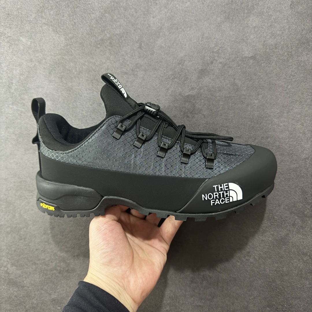 【广东纯原版本】The North Face 北面 户外运动休闲登山鞋越野徒步鞋 #大厂品质 面料采用进口牛皮 鞋底采用Vibram黄金大底 专门为鞋底设计的橡胶以出色的耐磨性 良好的防滑性或得不少户外运动爱好者的喜欢 专业户外登山品牌（北面）The North Face自1966年创立，由两位热爱登山徒步的年轻登山者于美西旧金山开创，不断透过研发与创新，并且将最先进的技术结合在服装与鞋款设计，生产多种外型帅气且专业能力非常强的户外运动装备而备受欢迎。 尺码：40-45-选品中心