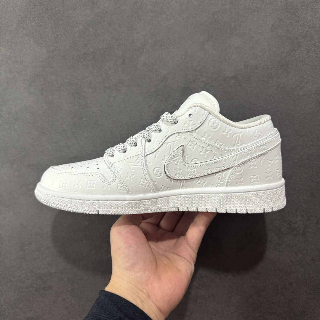 图片[2]-【定制版】海外爆款限量发售！高端定制Air Jordan 1 Low AJ1 乔1 “LV路易威登联名—纯白立体LV印花”高端定制 低帮复古篮球鞋 #定制鞋盒 大厂纯原品质出货 超高清洁度 皮料切割干净无任何毛边 细节完美 货号：LR2025-010 尺码：36 36.5 37.5 38 38.5 39 40 40.5 41 42 42.5 43 44 44.5 45-选品中心