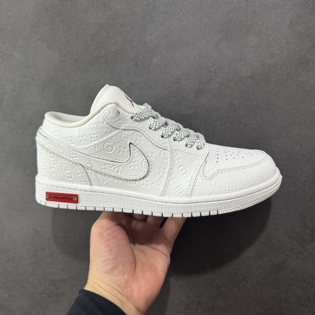【定制版】海外爆款限量发售!高端定制Air Jordan 1 Low AJ1 乔1 “LV路易威登联名---纯白立体LV印花”高端定制 低帮复古篮球鞋 #定制鞋盒 大厂纯原品质出货 超高清洁度 皮料切割干净无任何毛边 细节完美 货号:LR2025-010 尺码:36 36.5 37.5 38 38.5 39 40 40.5 41 42 42.5 43 44 44.5 45-选品中心