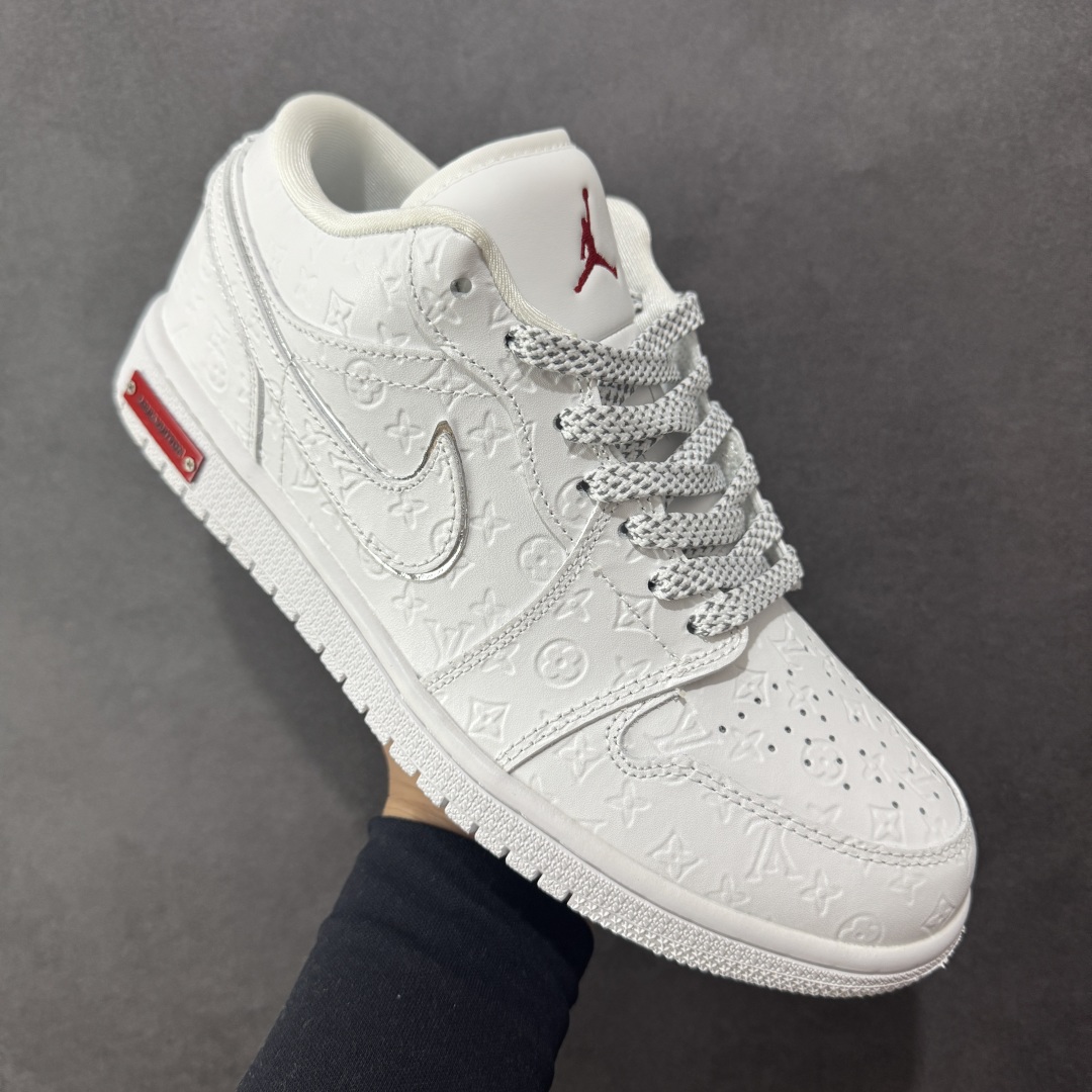 图片[3]-【定制版】海外爆款限量发售！高端定制Air Jordan 1 Low AJ1 乔1 “LV路易威登联名—纯白立体LV印花”高端定制 低帮复古篮球鞋 #定制鞋盒 大厂纯原品质出货 超高清洁度 皮料切割干净无任何毛边 细节完美 货号：LR2025-010 尺码：36 36.5 37.5 38 38.5 39 40 40.5 41 42 42.5 43 44 44.5 45-选品中心