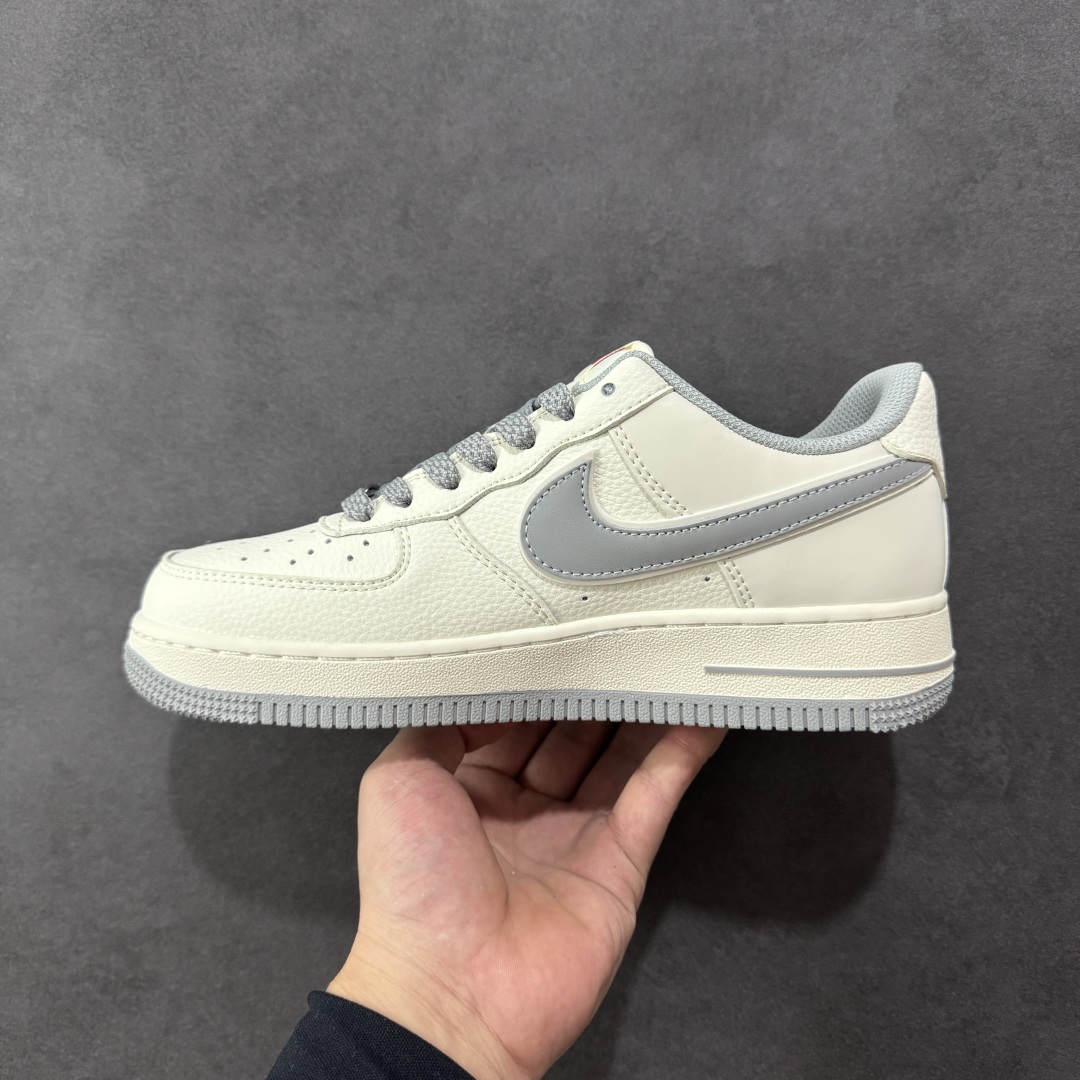 图片[2]-【定制版】NIke Air Force 1 \’07 Low “Supreme联名——米灰满天星”空军一号 低帮 运动鞋 休闲鞋 折边针车 工艺难度大 原楦头原纸板 原装鞋盒 定制五金配件 内置全掌气垫 原厂鞋底 货号：JP8028-012 尺码：36 36.5 37.5 38 38.5 39 40 40.5 41 42 42.5 43 44 44.5 45 编码：HXSB310320-选品中心