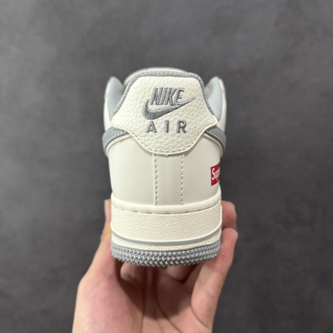 图片[4]-【定制版】NIke Air Force 1 \’07 Low “Supreme联名——米灰满天星”空军一号 低帮 运动鞋 休闲鞋 折边针车 工艺难度大 原楦头原纸板 原装鞋盒 定制五金配件 内置全掌气垫 原厂鞋底 货号：JP8028-012 尺码：36 36.5 37.5 38 38.5 39 40 40.5 41 42 42.5 43 44 44.5 45 编码：HXSB310320-选品中心