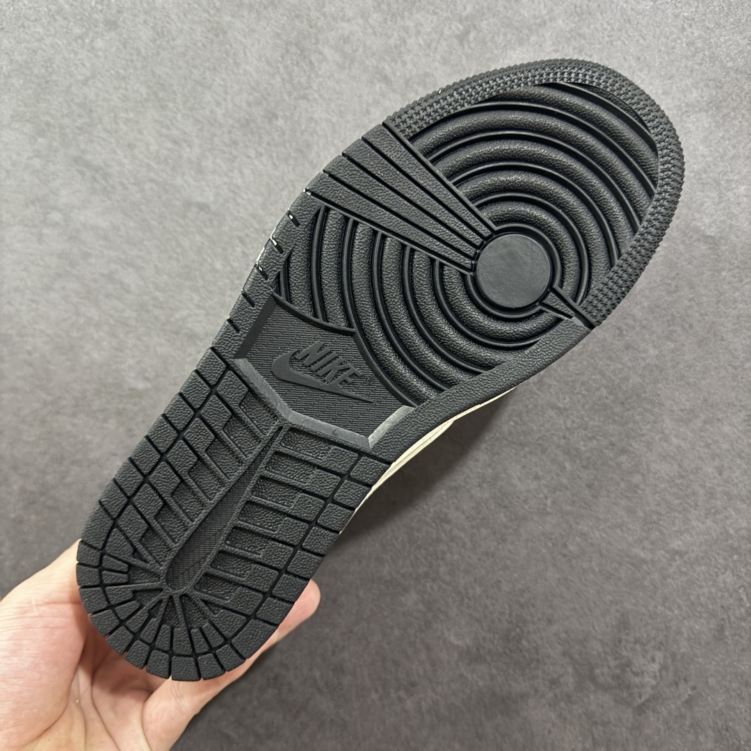 图片[9]-【定制版】Fragment x Travis Scott xDior Air Jordan 1 Low 三方联名倒钩 整双鞋以全荔枝皮打造，腰身搭配白色「倒勾」，再点缀上Travis Scott 标志性的Logo，后跟处以藤原浩最拿手的蓝色为主色调，完善极具Fragment Design的白蓝黑设计风格，左右脚分别以Travis Scott鬼脸和乔丹飞翼加以修饰，彰显出三方联名的奢华格调 尺码： 36 36.5 37.5 38 38.5 39 40 40.5 41 42 42.5 43 44 45 货号：JP1628-254 编码：HXSB330340-选品中心