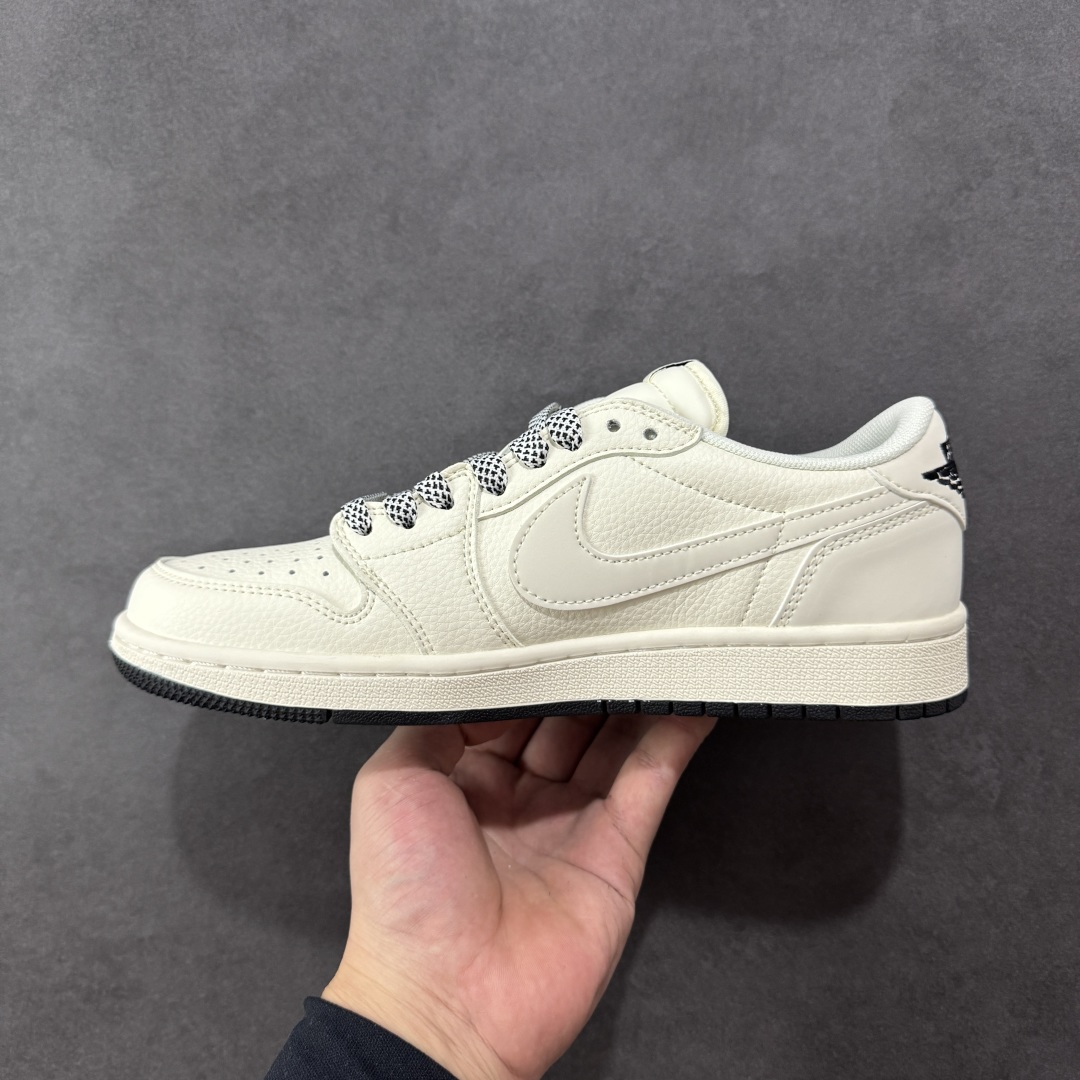 图片[2]-【定制版】Fragment x Travis Scott xDior Air Jordan 1 Low 三方联名倒钩 整双鞋以全荔枝皮打造，腰身搭配白色「倒勾」，再点缀上Travis Scott 标志性的Logo，后跟处以藤原浩最拿手的蓝色为主色调，完善极具Fragment Design的白蓝黑设计风格，左右脚分别以Travis Scott鬼脸和乔丹飞翼加以修饰，彰显出三方联名的奢华格调 尺码： 36 36.5 37.5 38 38.5 39 40 40.5 41 42 42.5 43 44 45 货号：JP1628-254 编码：HXSB330340-选品中心