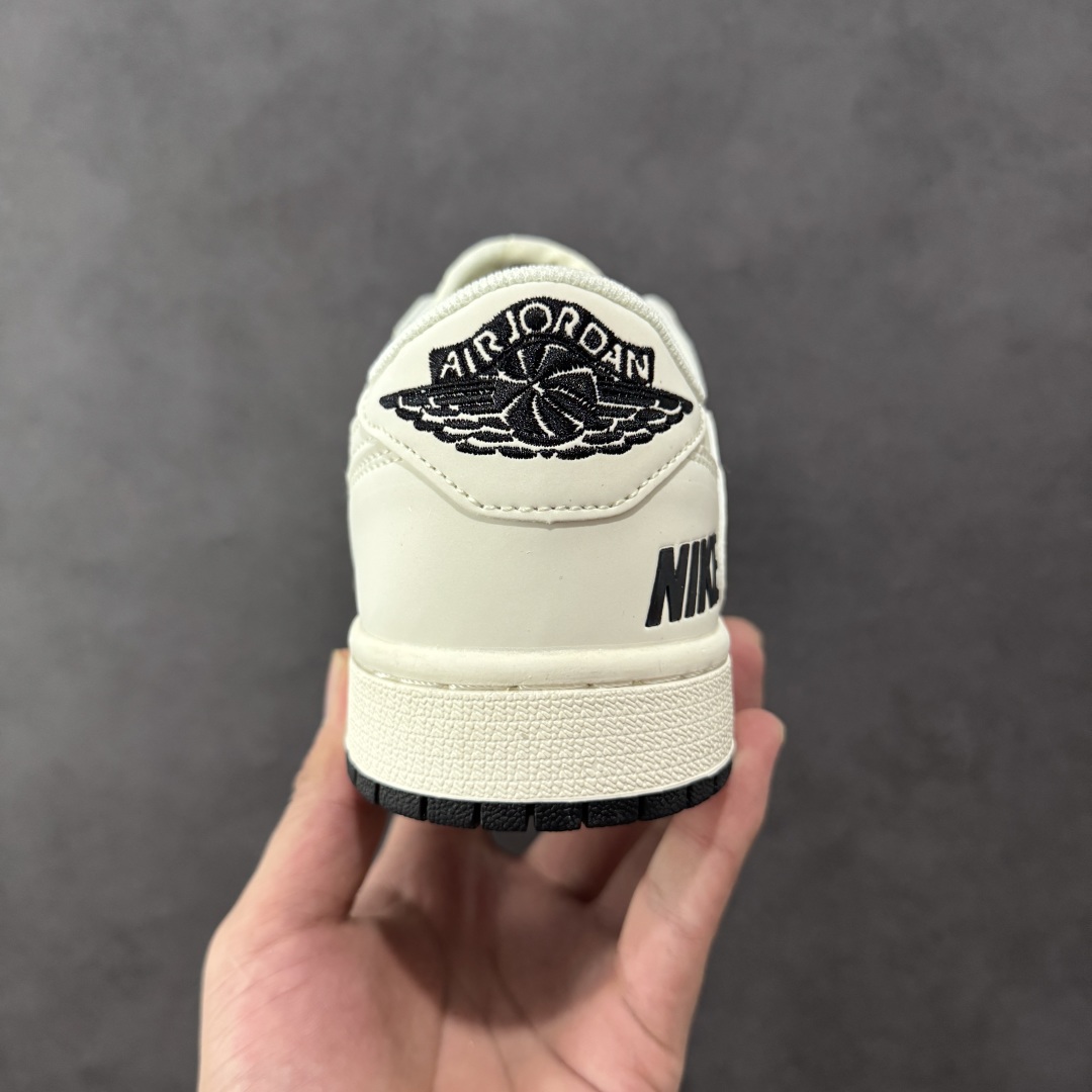 图片[4]-【定制版】Fragment x Travis Scott xDior Air Jordan 1 Low 三方联名倒钩 整双鞋以全荔枝皮打造，腰身搭配白色「倒勾」，再点缀上Travis Scott 标志性的Logo，后跟处以藤原浩最拿手的蓝色为主色调，完善极具Fragment Design的白蓝黑设计风格，左右脚分别以Travis Scott鬼脸和乔丹飞翼加以修饰，彰显出三方联名的奢华格调 尺码： 36 36.5 37.5 38 38.5 39 40 40.5 41 42 42.5 43 44 45 货号：JP1628-254 编码：HXSB330340-选品中心