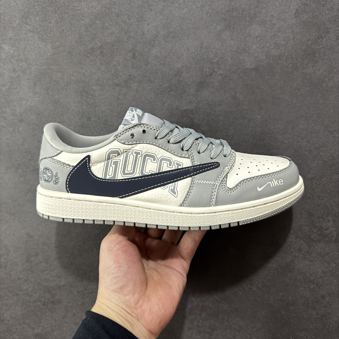 【定制版】Travis Scott x Fragment Design x Air Jordan 1 Low OG SP AJ1 乔1 古驰联名 烟灰深蓝勾 低帮文化休闲板鞋  #多方联名合作融合了Travis Scott 独特的音乐风格,藤原浩个性的设计风格以及Jordan品牌的经典元素 使其成为一双具有独特身份和价值的鞋子 清新而立体的外观加上联名标识更突出了其独特身份 这种配色方案显示出活力和时尚感 在视觉上引人注目 鞋身的质感和细腻的细节处理使其显得高端而格调十足 这款“倒钩”联名是设计与创意完美结合 融合多方的个性风格是一款备受瞩目的潮流鞋款 货号:LD2025-023  尺码:36 36.5 37.5 38 38.5 39 40 40.5 41 42 42.5 43 44 44.5 45-选品中心