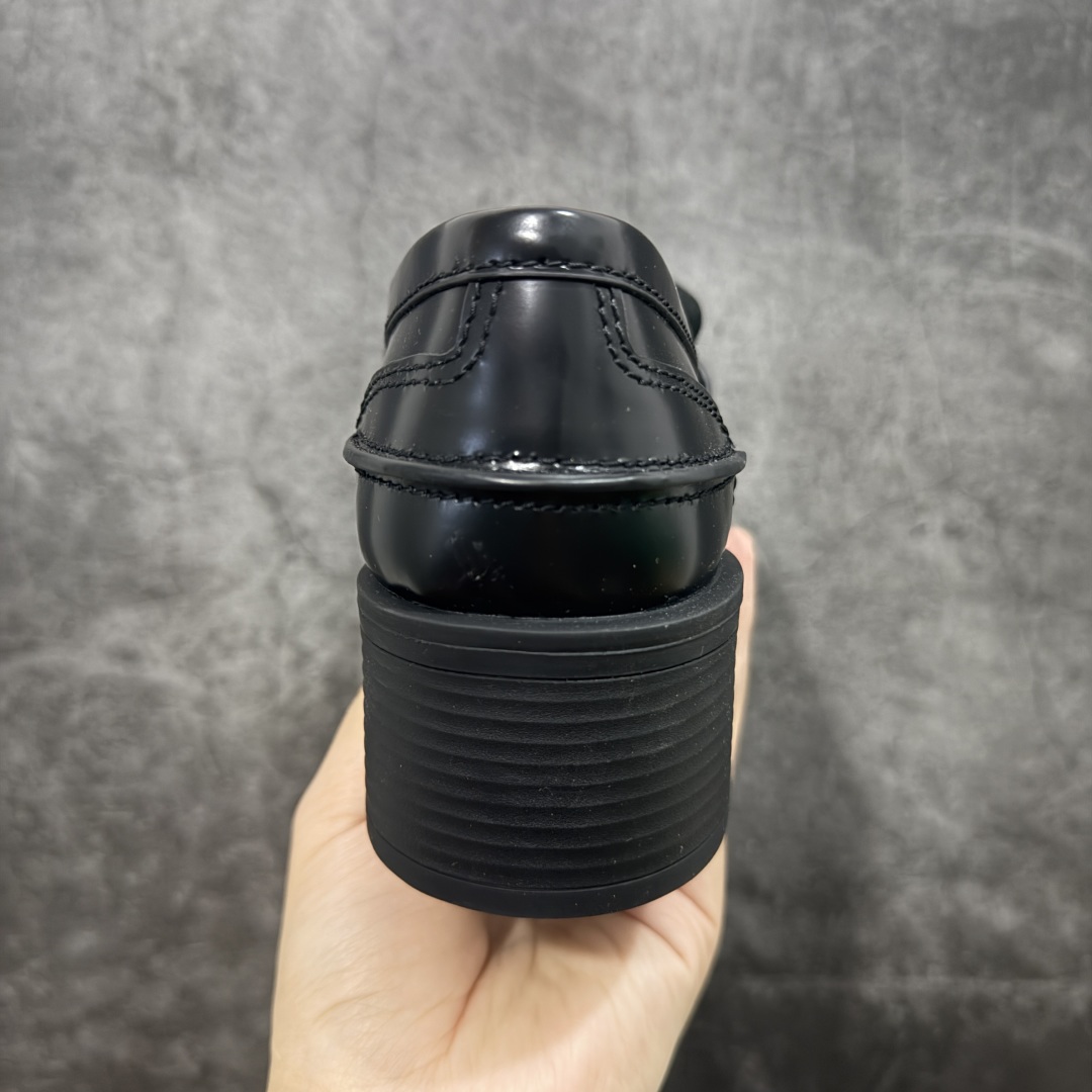 图片[4]-【广东顶级版】MiuMiu金钱高跟鞋 最新款英伦风系列乐福鞋 秀场适当“邋遢”擦色工艺 独一无二的工艺来自MiuMiu系列的细节特写 530以双色鞋带样式呈现…….新季的潮流要素“邋遢”，就是随性而为的时髦态度,洗涤、磨损、麂皮与皮革的印记，夸张地表达时光的流逝，传递曾经使用与此刻挚爱的概念，多撞，传达现代风格~ 怎么穿都好看 时髦精最爱上脚超级舒服 面料：进口来潮牛皮 内里：原版牛皮 大底：原版鞋底 尺码：35-40-选品中心