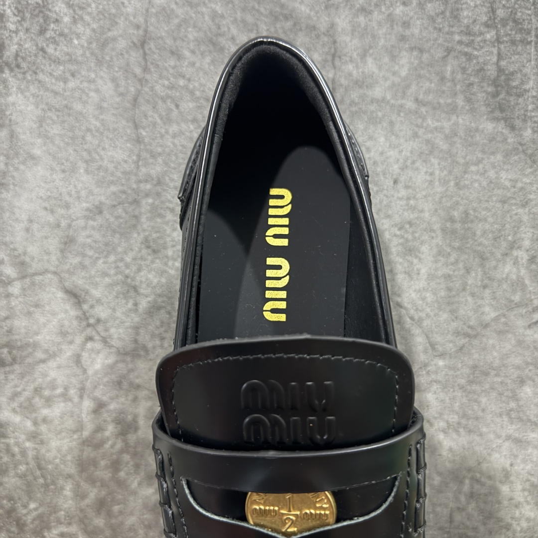 图片[8]-【广东顶级版】MiuMiu金钱高跟鞋 最新款英伦风系列乐福鞋 秀场适当“邋遢”擦色工艺 独一无二的工艺来自MiuMiu系列的细节特写 530以双色鞋带样式呈现…….新季的潮流要素“邋遢”，就是随性而为的时髦态度,洗涤、磨损、麂皮与皮革的印记，夸张地表达时光的流逝，传递曾经使用与此刻挚爱的概念，多撞，传达现代风格~ 怎么穿都好看 时髦精最爱上脚超级舒服 面料：进口来潮牛皮 内里：原版牛皮 大底：原版鞋底 尺码：35-40-选品中心