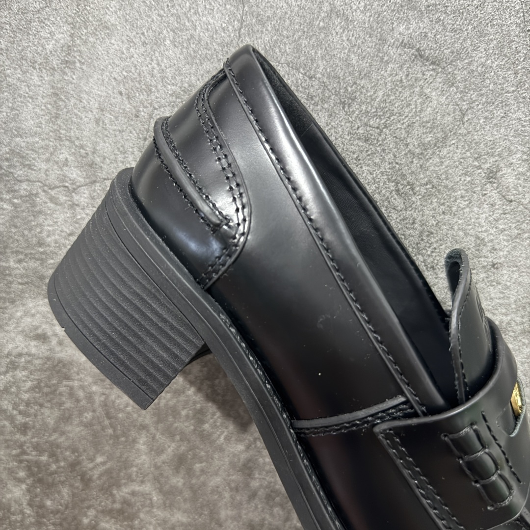 图片[7]-【广东顶级版】MiuMiu金钱高跟鞋 最新款英伦风系列乐福鞋 秀场适当“邋遢”擦色工艺 独一无二的工艺来自MiuMiu系列的细节特写 530以双色鞋带样式呈现…….新季的潮流要素“邋遢”，就是随性而为的时髦态度,洗涤、磨损、麂皮与皮革的印记，夸张地表达时光的流逝，传递曾经使用与此刻挚爱的概念，多撞，传达现代风格~ 怎么穿都好看 时髦精最爱上脚超级舒服 面料：进口来潮牛皮 内里：原版牛皮 大底：原版鞋底 尺码：35-40-选品中心