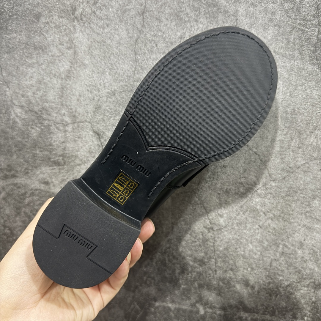 图片[9]-【广东顶级版】MiuMiu金钱高跟鞋 最新款英伦风系列乐福鞋 秀场适当“邋遢”擦色工艺 独一无二的工艺来自MiuMiu系列的细节特写 530以双色鞋带样式呈现…….新季的潮流要素“邋遢”，就是随性而为的时髦态度,洗涤、磨损、麂皮与皮革的印记，夸张地表达时光的流逝，传递曾经使用与此刻挚爱的概念，多撞，传达现代风格~ 怎么穿都好看 时髦精最爱上脚超级舒服 面料：进口来潮牛皮 内里：原版牛皮 大底：原版鞋底 尺码：35-40-选品中心