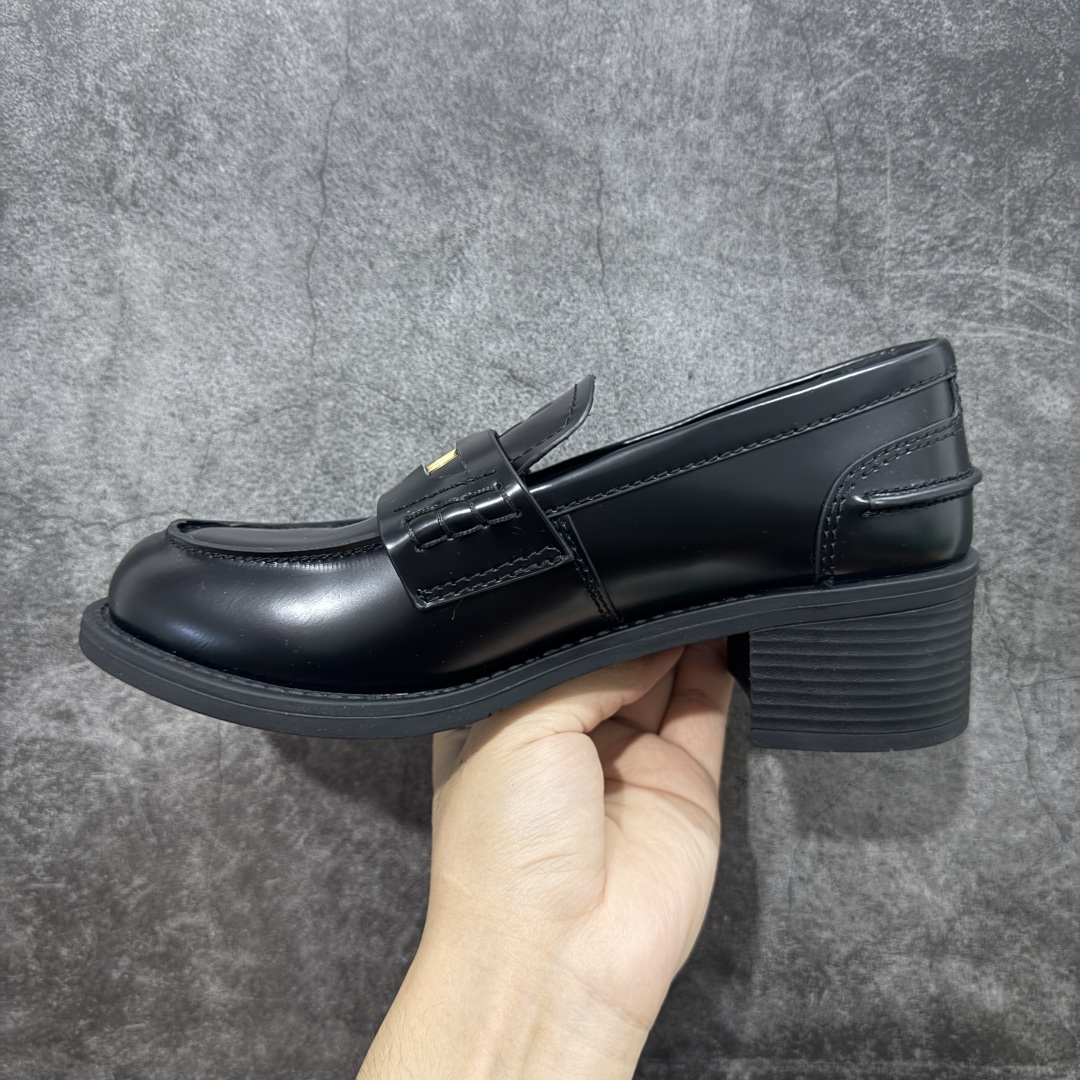 图片[2]-【广东顶级版】MiuMiu金钱高跟鞋 最新款英伦风系列乐福鞋 秀场适当“邋遢”擦色工艺 独一无二的工艺来自MiuMiu系列的细节特写 530以双色鞋带样式呈现…….新季的潮流要素“邋遢”，就是随性而为的时髦态度,洗涤、磨损、麂皮与皮革的印记，夸张地表达时光的流逝，传递曾经使用与此刻挚爱的概念，多撞，传达现代风格~ 怎么穿都好看 时髦精最爱上脚超级舒服 面料：进口来潮牛皮 内里：原版牛皮 大底：原版鞋底 尺码：35-40-选品中心