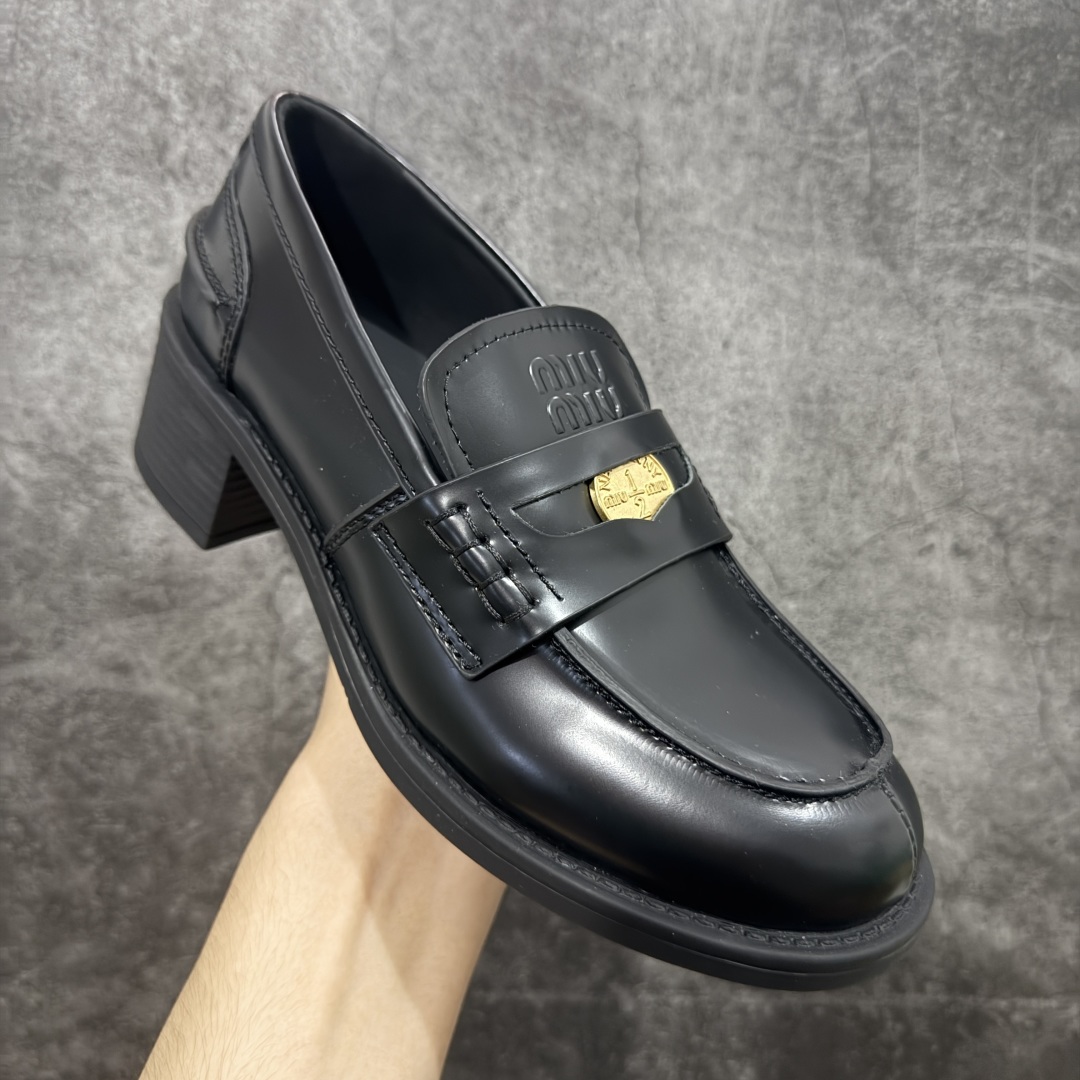 图片[3]-【广东顶级版】MiuMiu金钱高跟鞋 最新款英伦风系列乐福鞋 秀场适当“邋遢”擦色工艺 独一无二的工艺来自MiuMiu系列的细节特写 530以双色鞋带样式呈现…….新季的潮流要素“邋遢”，就是随性而为的时髦态度,洗涤、磨损、麂皮与皮革的印记，夸张地表达时光的流逝，传递曾经使用与此刻挚爱的概念，多撞，传达现代风格~ 怎么穿都好看 时髦精最爱上脚超级舒服 面料：进口来潮牛皮 内里：原版牛皮 大底：原版鞋底 尺码：35-40-选品中心