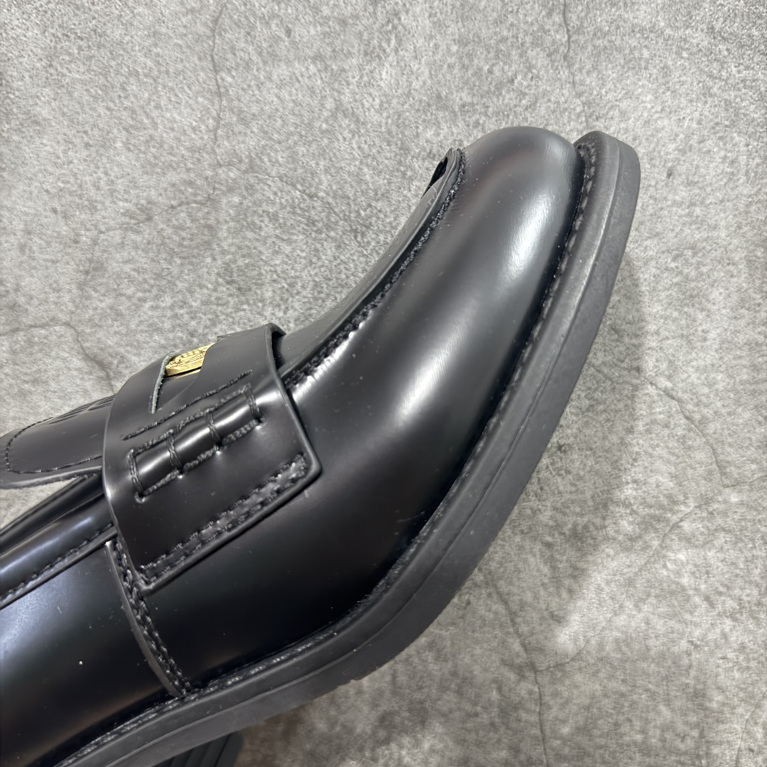 图片[6]-【广东顶级版】MiuMiu金钱高跟鞋 最新款英伦风系列乐福鞋 秀场适当“邋遢”擦色工艺 独一无二的工艺来自MiuMiu系列的细节特写 530以双色鞋带样式呈现…….新季的潮流要素“邋遢”，就是随性而为的时髦态度,洗涤、磨损、麂皮与皮革的印记，夸张地表达时光的流逝，传递曾经使用与此刻挚爱的概念，多撞，传达现代风格~ 怎么穿都好看 时髦精最爱上脚超级舒服 面料：进口来潮牛皮 内里：原版牛皮 大底：原版鞋底 尺码：35-40-选品中心