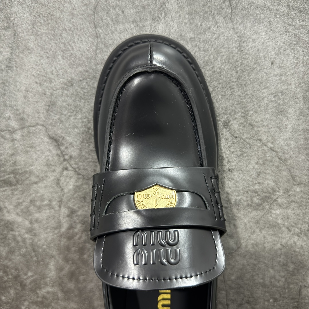 图片[5]-【广东顶级版】MiuMiu金钱高跟鞋 最新款英伦风系列乐福鞋 秀场适当“邋遢”擦色工艺 独一无二的工艺来自MiuMiu系列的细节特写 530以双色鞋带样式呈现…….新季的潮流要素“邋遢”，就是随性而为的时髦态度,洗涤、磨损、麂皮与皮革的印记，夸张地表达时光的流逝，传递曾经使用与此刻挚爱的概念，多撞，传达现代风格~ 怎么穿都好看 时髦精最爱上脚超级舒服 面料：进口来潮牛皮 内里：原版牛皮 大底：原版鞋底 尺码：35-40-选品中心