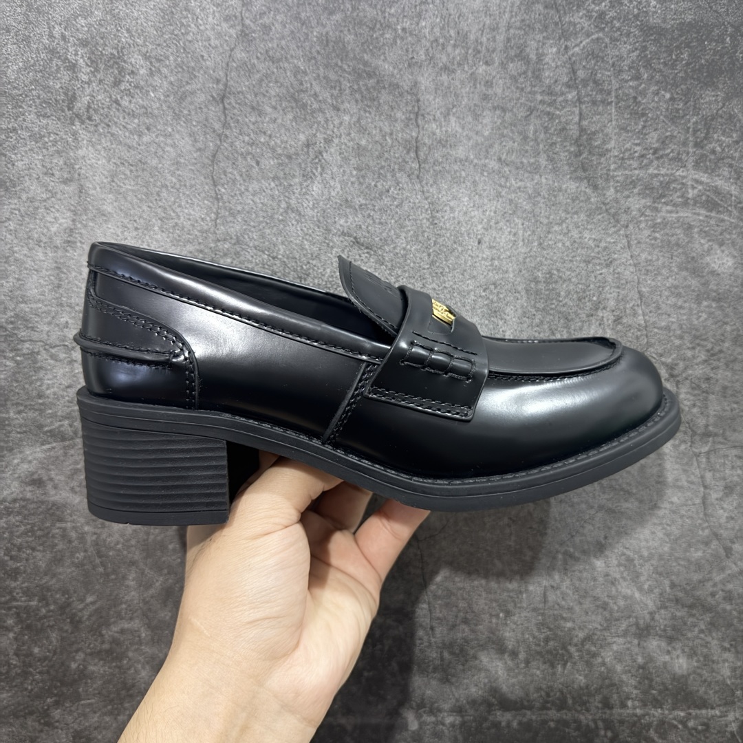 【广东顶级版】MiuMiu金钱高跟鞋 最新款英伦风系列乐福鞋 秀场适当“邋遢”擦色工艺 独一无二的工艺来自MiuMiu系列的细节特写 530以双色鞋带样式呈现.......新季的潮流要素“邋遢”,就是随性而为的时髦态度,洗涤、磨损、麂皮与皮革的印记,夸张地表达时光的流逝,传递曾经使用与此刻挚爱的概念,多撞,传达现代风格~ 怎么穿都好看 时髦精最爱上脚超级舒服 面料:进口来潮牛皮 内里:原版牛皮 大底:原版鞋底 尺码:35-40-选品中心