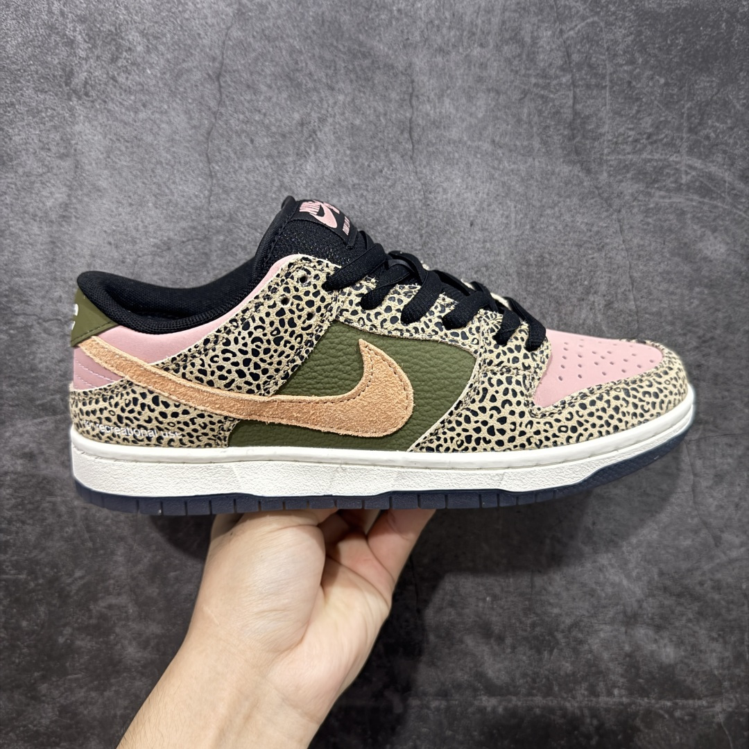 NO:349185,Local support for store [Epic Edition] Arts-Rec Skateshop x Nike SB Dunk Low Pro co-branded low-top casual board shoes #The toe and ankle neckline is made of rust pink frosted leather to create a delicate and elegant atmosphere. The olive green piping leather covers a quarter of the side of the shoe, forming a delicate visual contrast. The body body is made of rich amber brown, made of rich texture suede, adding layering and depth. The khaki cover, the sunken pattern on it is inspired by leopard print, releasing a strong 