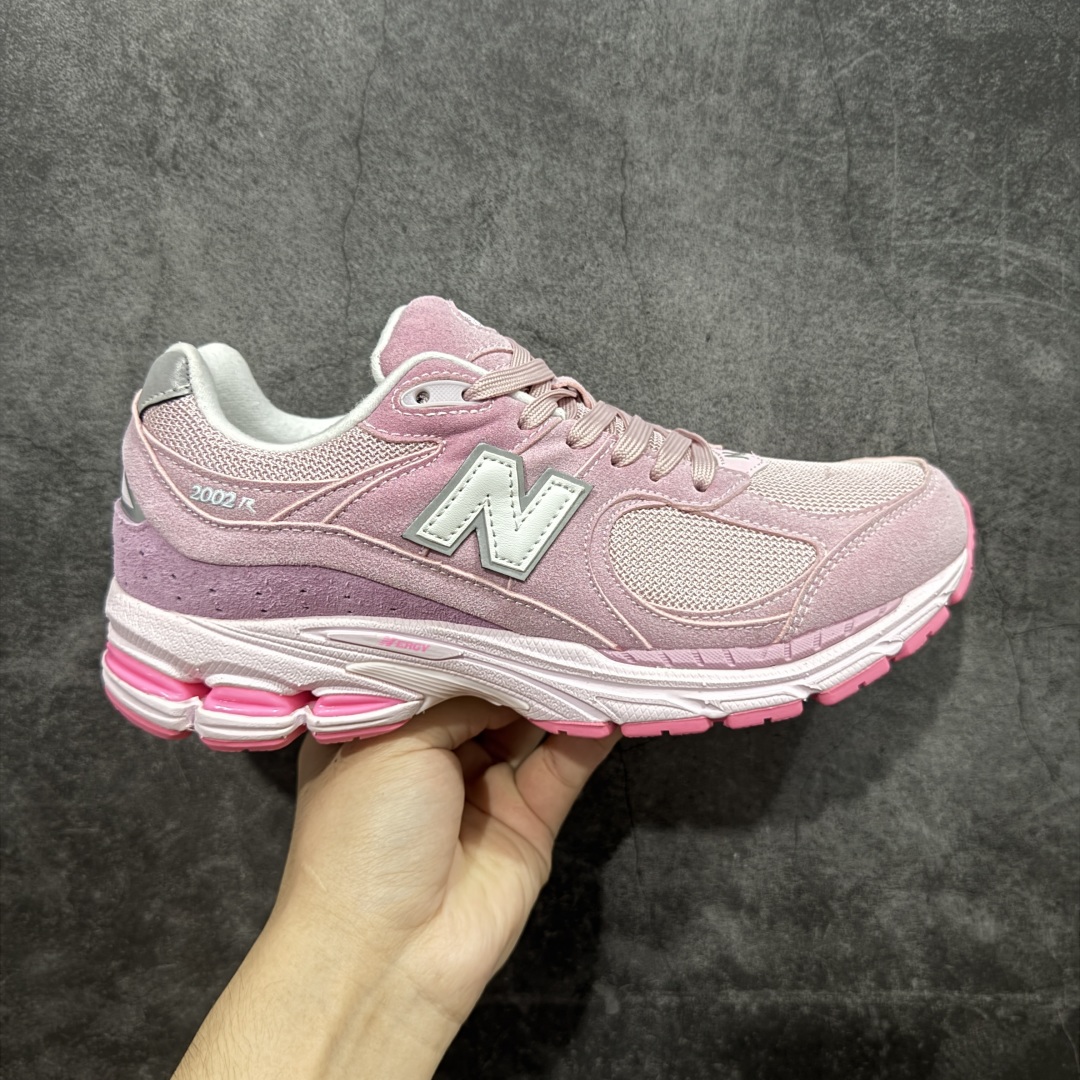 【小总裁版】NB New Balance M2002RCR 粉色 总裁平替版 品质很好 正确材料 正确组合大底 可高价零售‼️ 全套原楦原纸板原厂数据开发 原厂网纱 原装进口皮料 正确绒感卡色 正确中底拉帮中底网布细节 一比一手工擦旧效果 冲裁组合 匠心打造 耗时两个月开发完成 工艺极其复杂难度可想而知 新开独立私模大底 全网唯一正确做旧组合大底 高端零售专供产物 尺码:36 37 37.5 38 38.5 39.5 40 40.5 41.5 42 42.5 43 44 44.5 45 45.5 46.5-选品中心