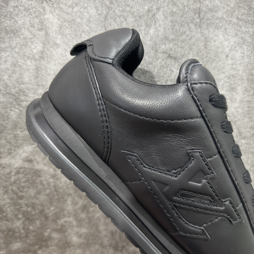 图片[8]-【佛山超A版】LV BUTTERSOFT 黑色阿甘鞋 LV路易威登 Nigo菲董 联名 Buttersoft系列 胖丁 厚底 休闲 运动鞋 阿甘鞋 原版购入开发做货 原版定制头层牛皮 内里进口透气网里 原版开模防滑TPU材质鞋底 碾压市面一切版本 欢迎随意对比 LV Buttersoft 运动鞋出自 Pharrell Williams 之手，以柔软的 Monogram 印花羊皮革与牛皮革重绎 1960 年代的潮流构型，再借加衬鞋面升级舒适体验。LV 字母和皮革饰边点明品牌身份，Pharrell Williams 肖像与龙虾压纹图案共述 2025 秋冬男装秀场风尚 尺码：39-46码-选品中心